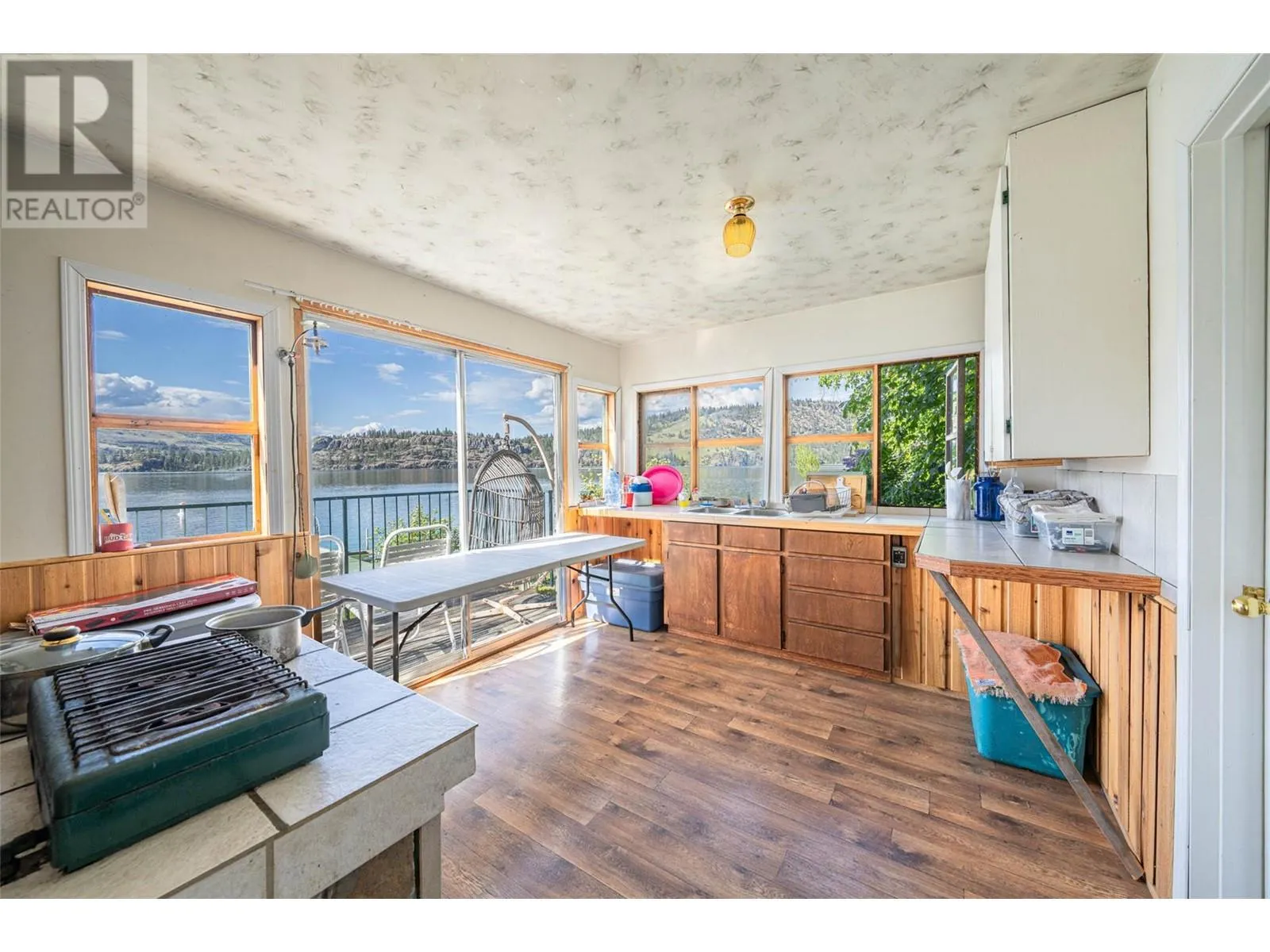 5867 Cosens Bay Road