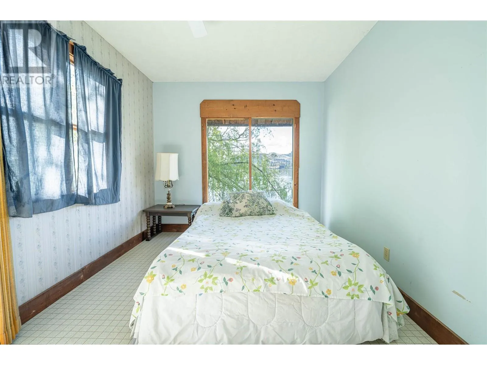 5867 Cosens Bay Road