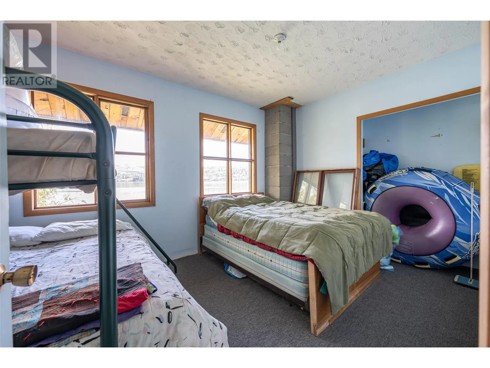 5867 Cosens Bay Road