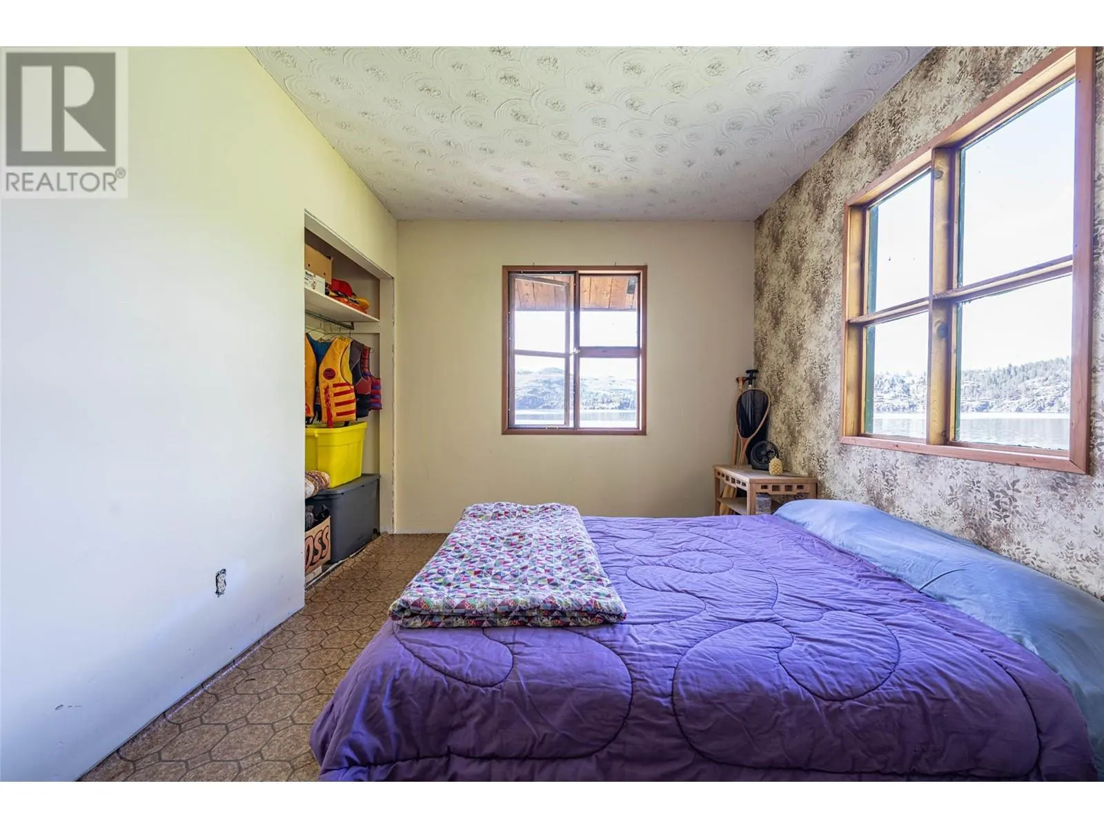 5867 Cosens Bay Road