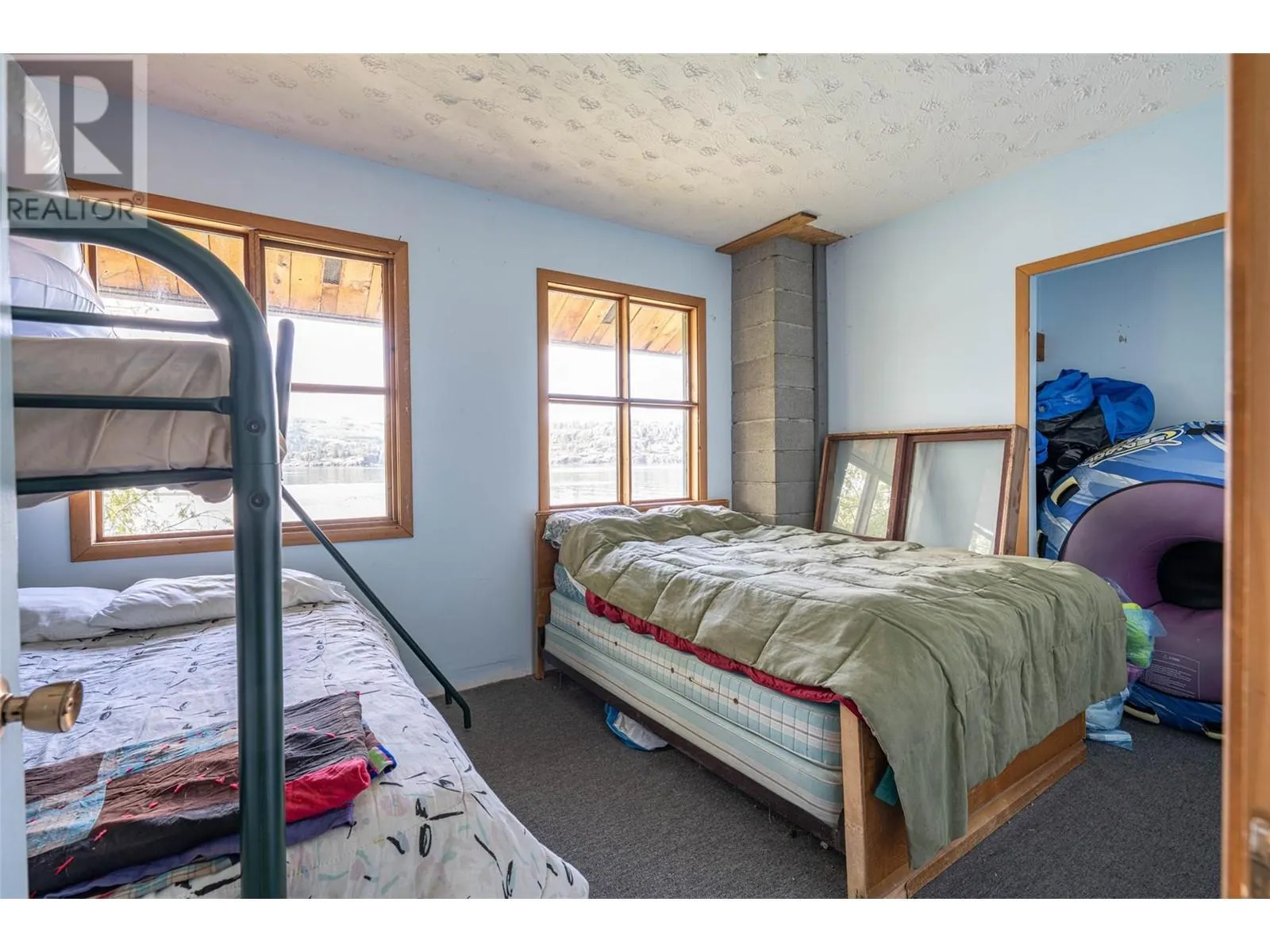 5867 Cosens Bay Road
