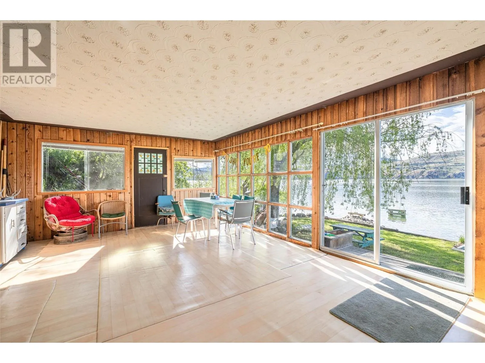 5867 Cosens Bay Road