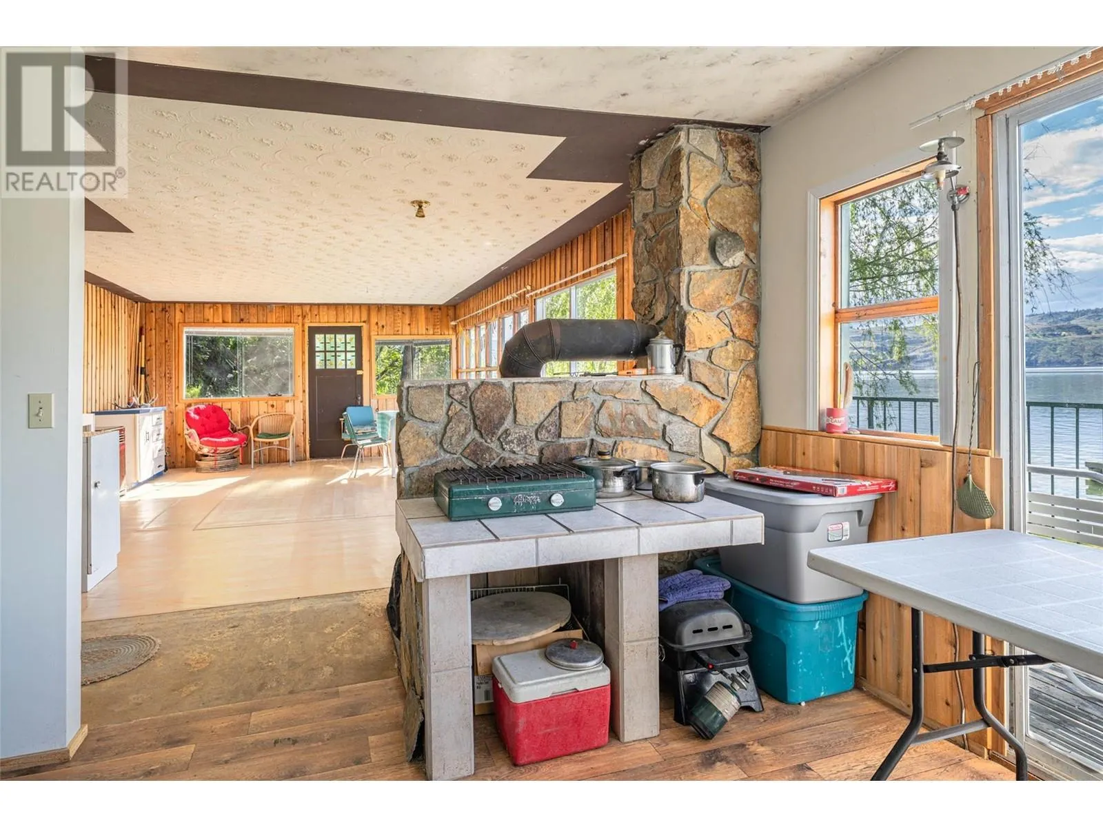 5867 Cosens Bay Road