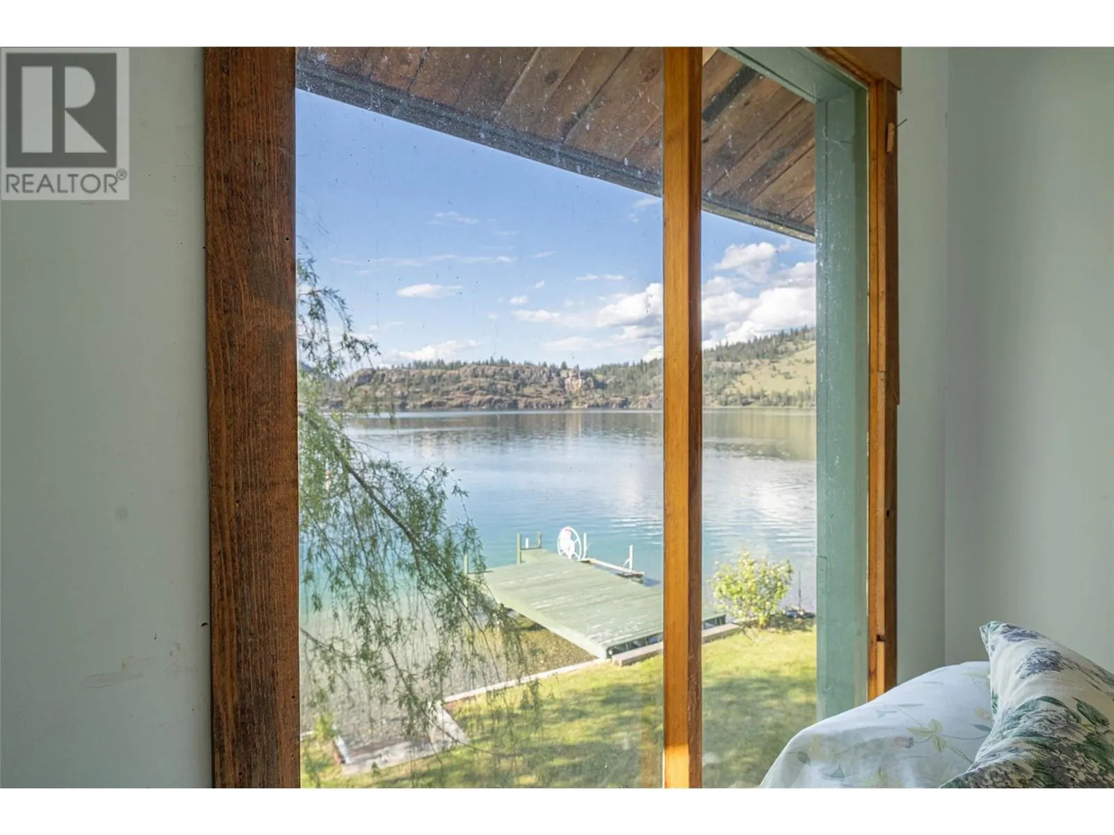 5867 Cosens Bay Road