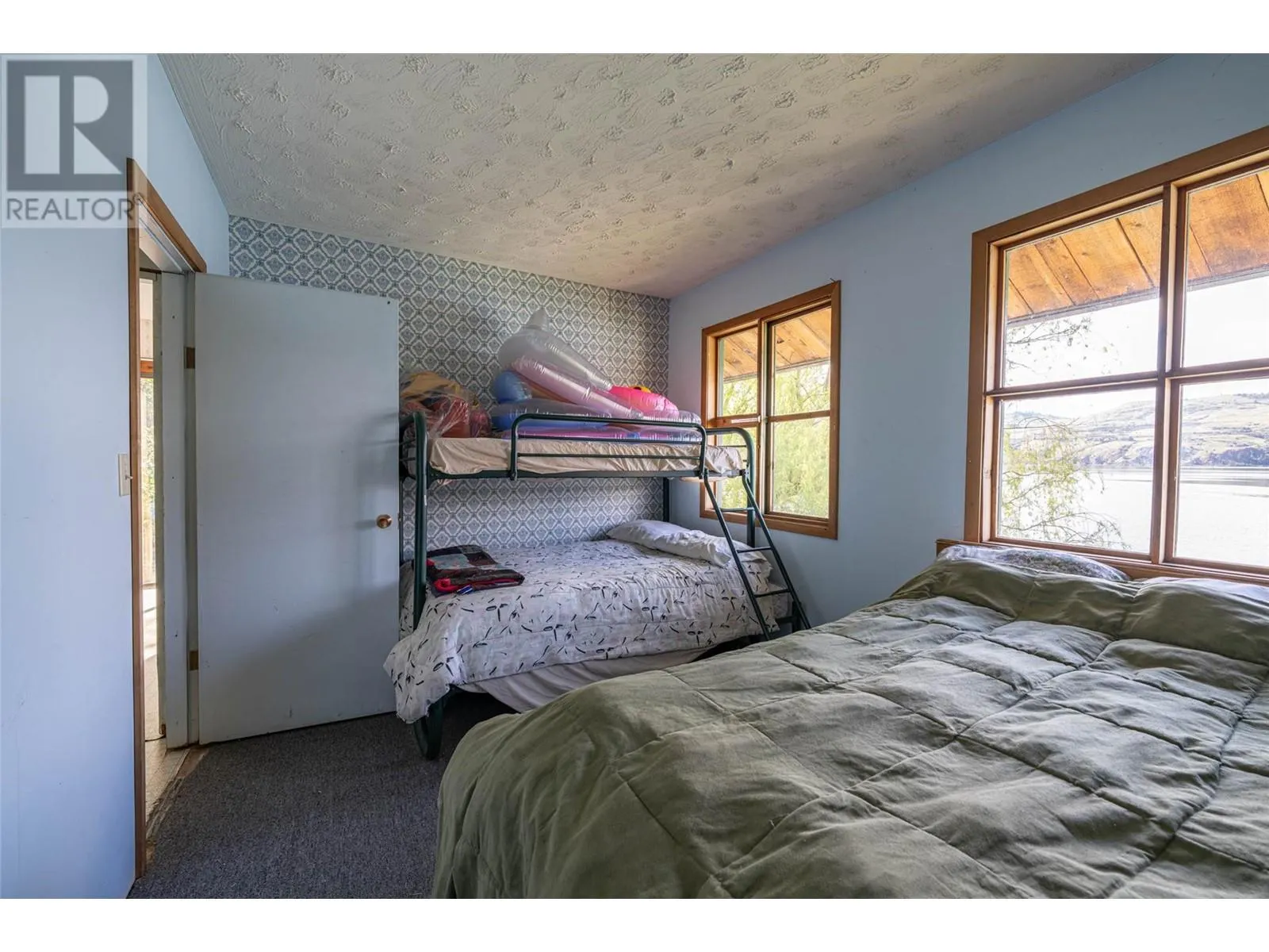 5867 Cosens Bay Road