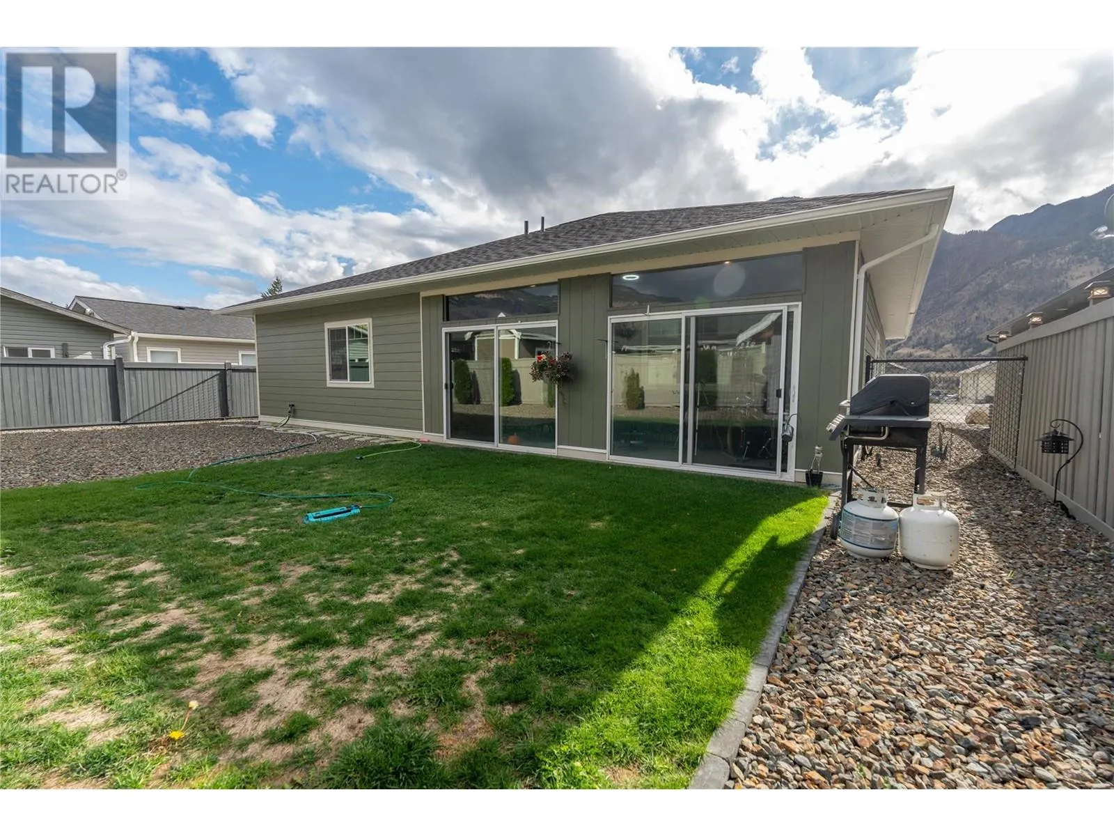 324 K VIEW Crescent