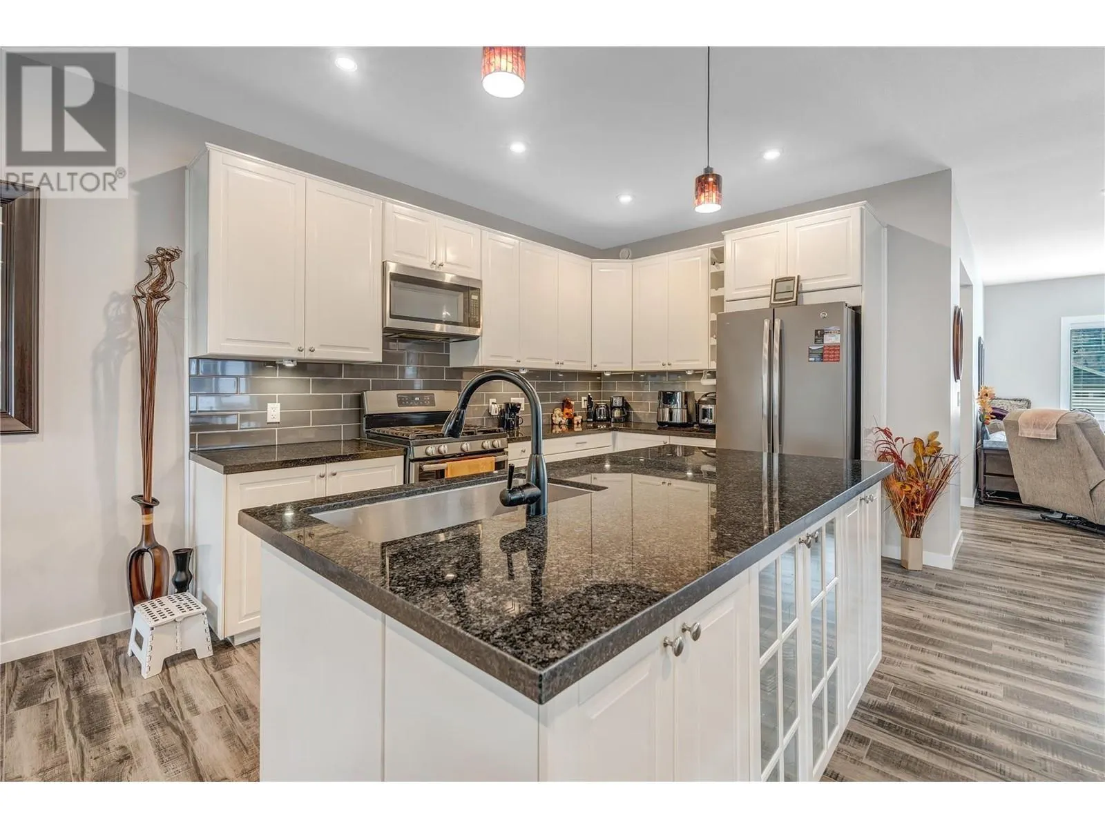324 K VIEW Crescent