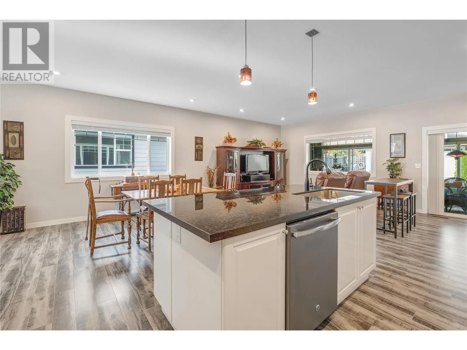 324 K VIEW Crescent