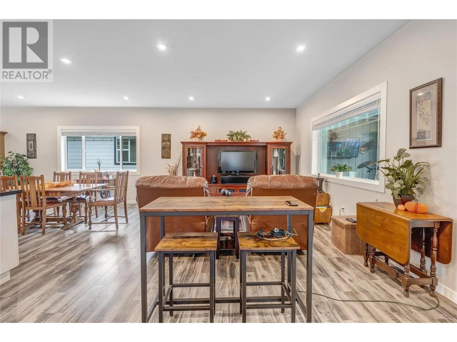 324 K VIEW Crescent