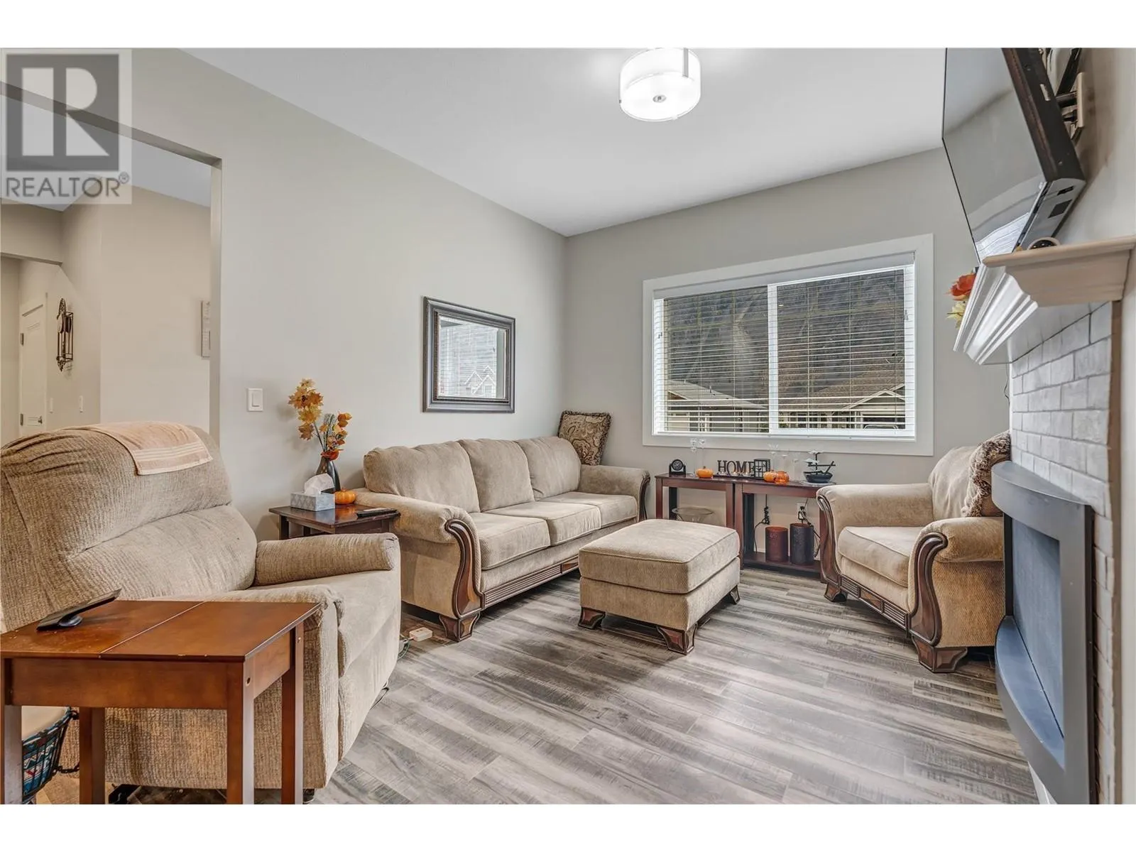 324 K VIEW Crescent