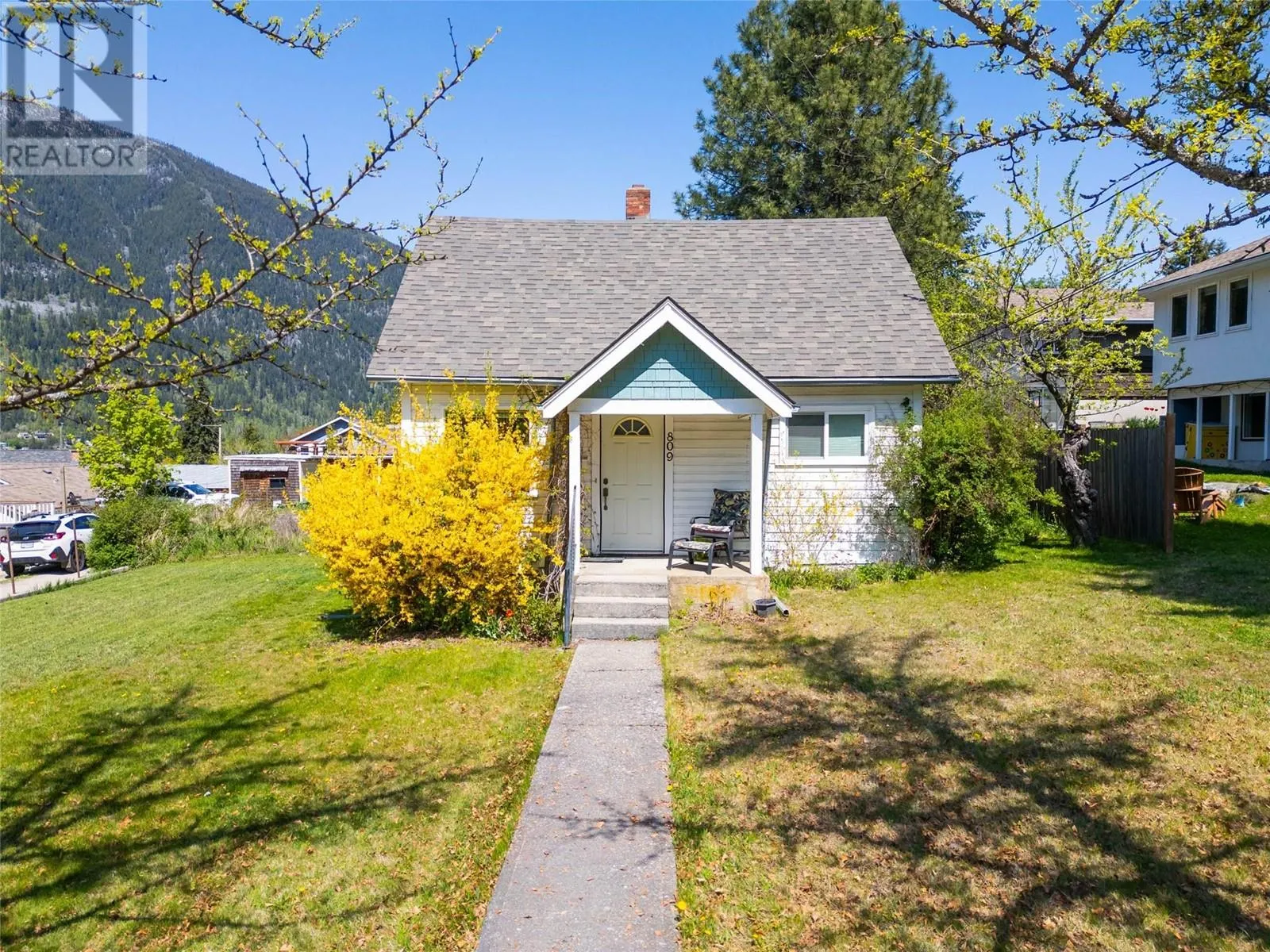 809 DAVIES Street