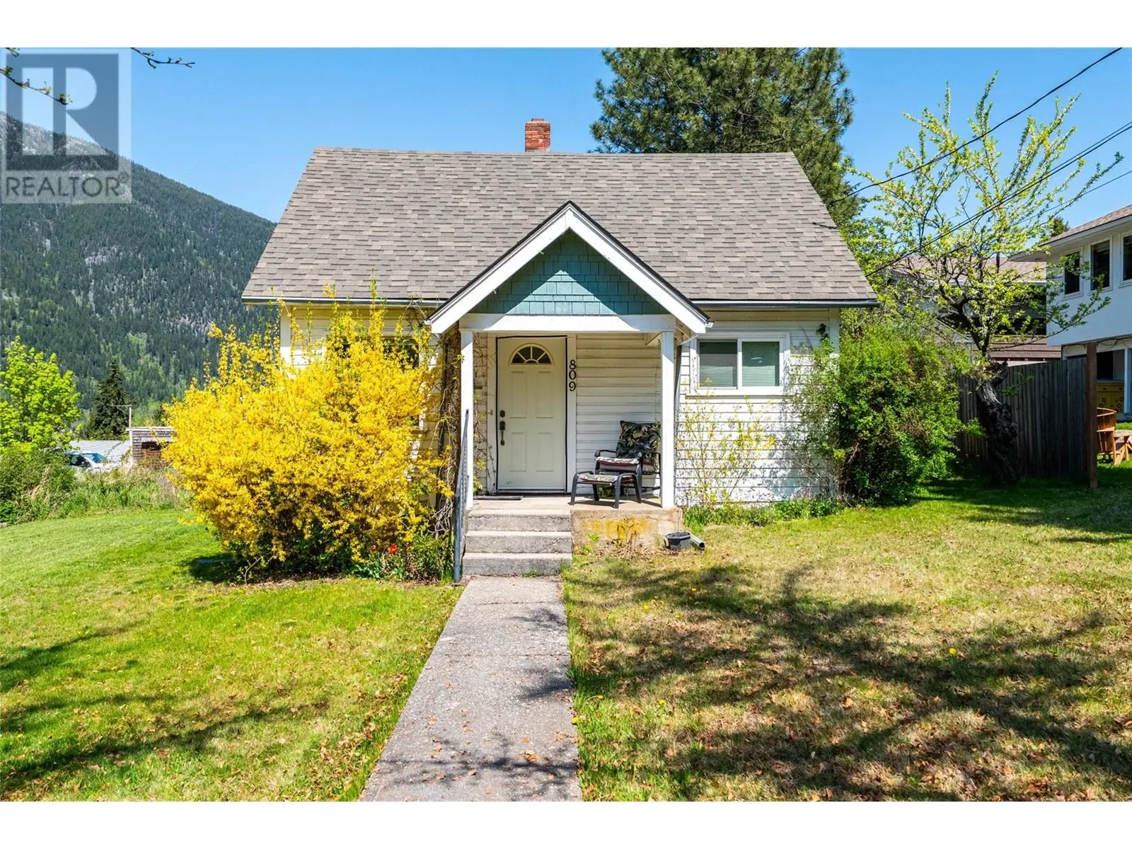 809 DAVIES Street