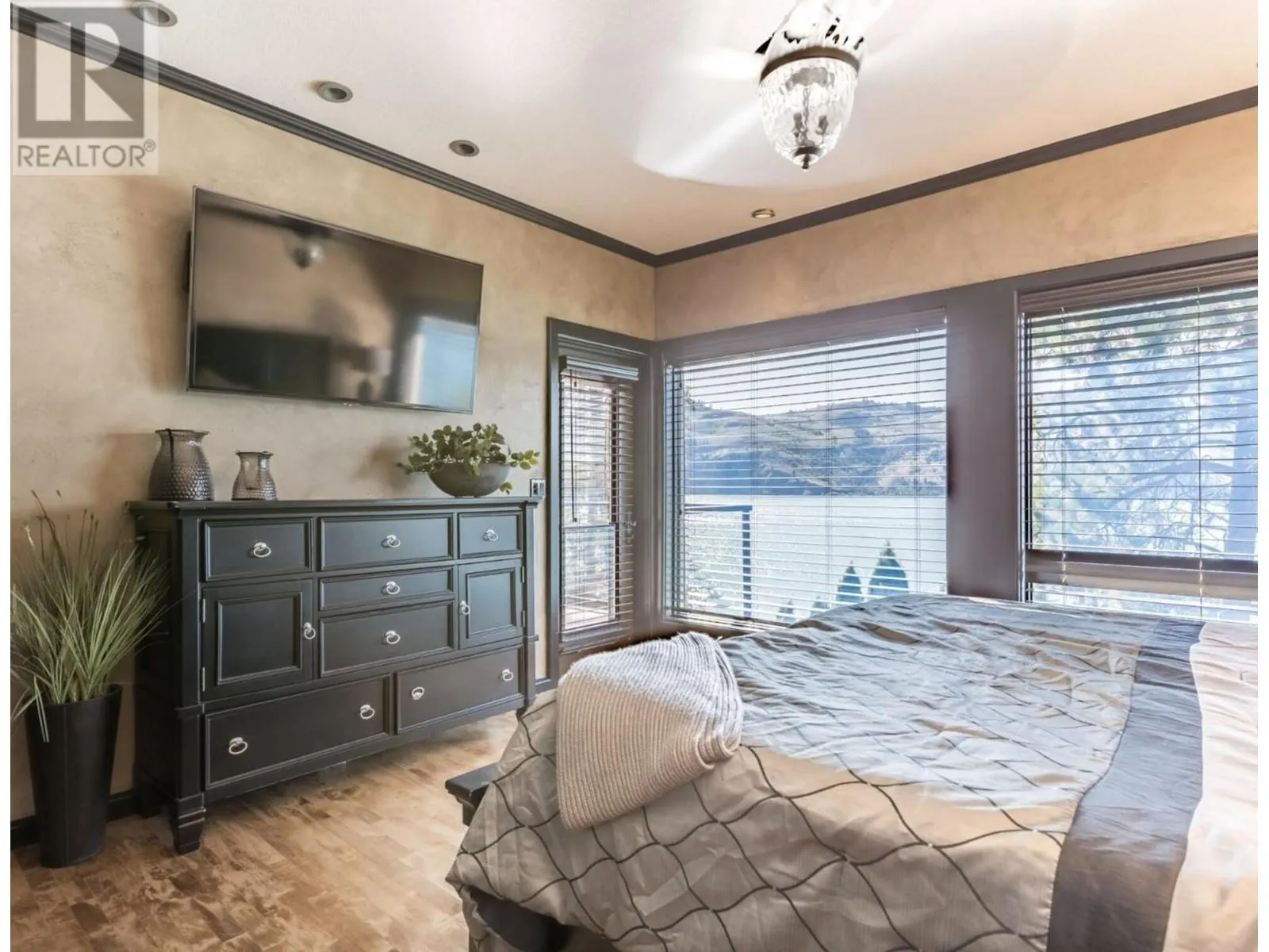 15010 & 15020 Tamarack Drive