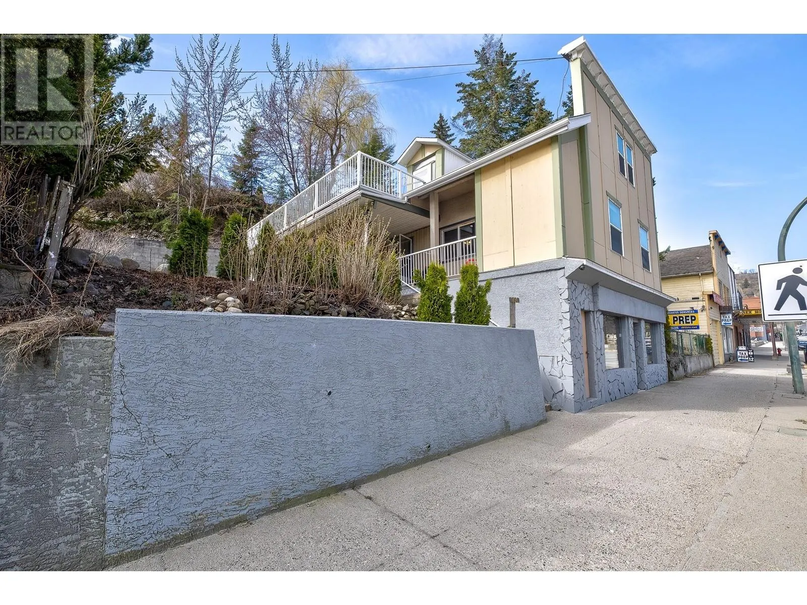 792 ROSSLAND Avenue