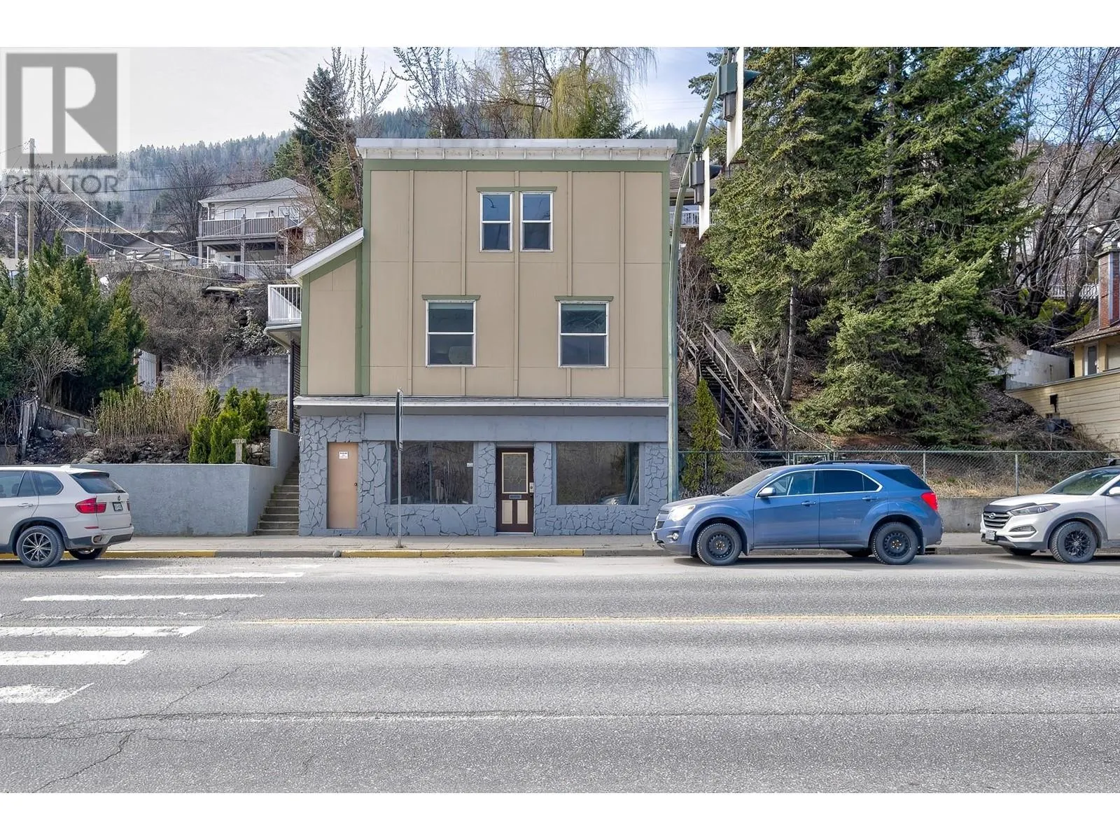 792 ROSSLAND Avenue