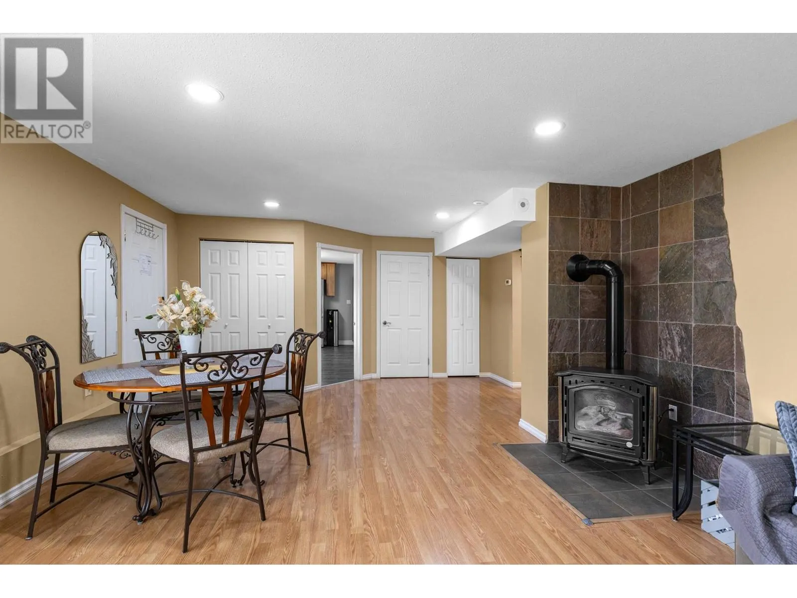 5585 Reid Road