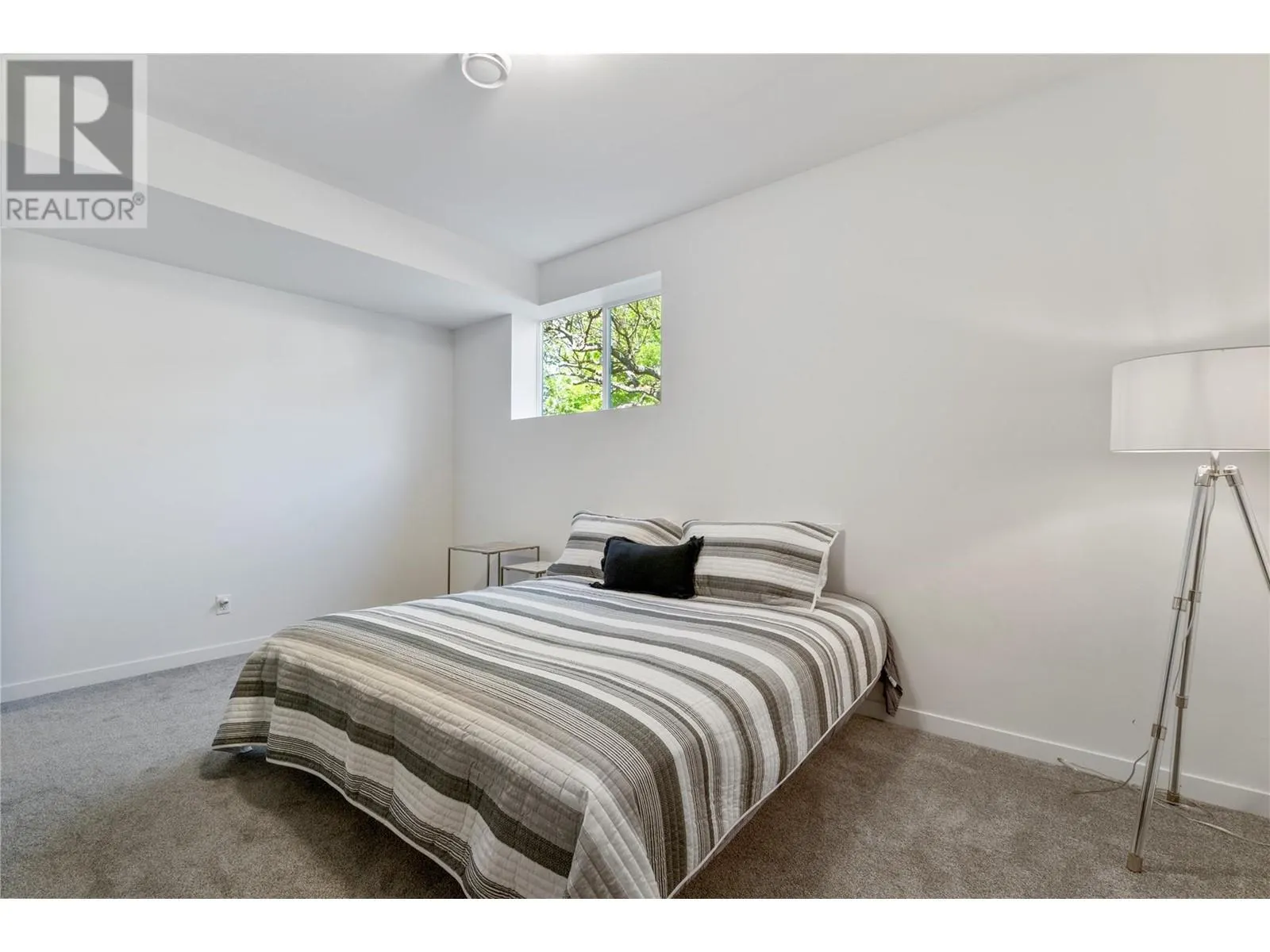1240 52 Avenue