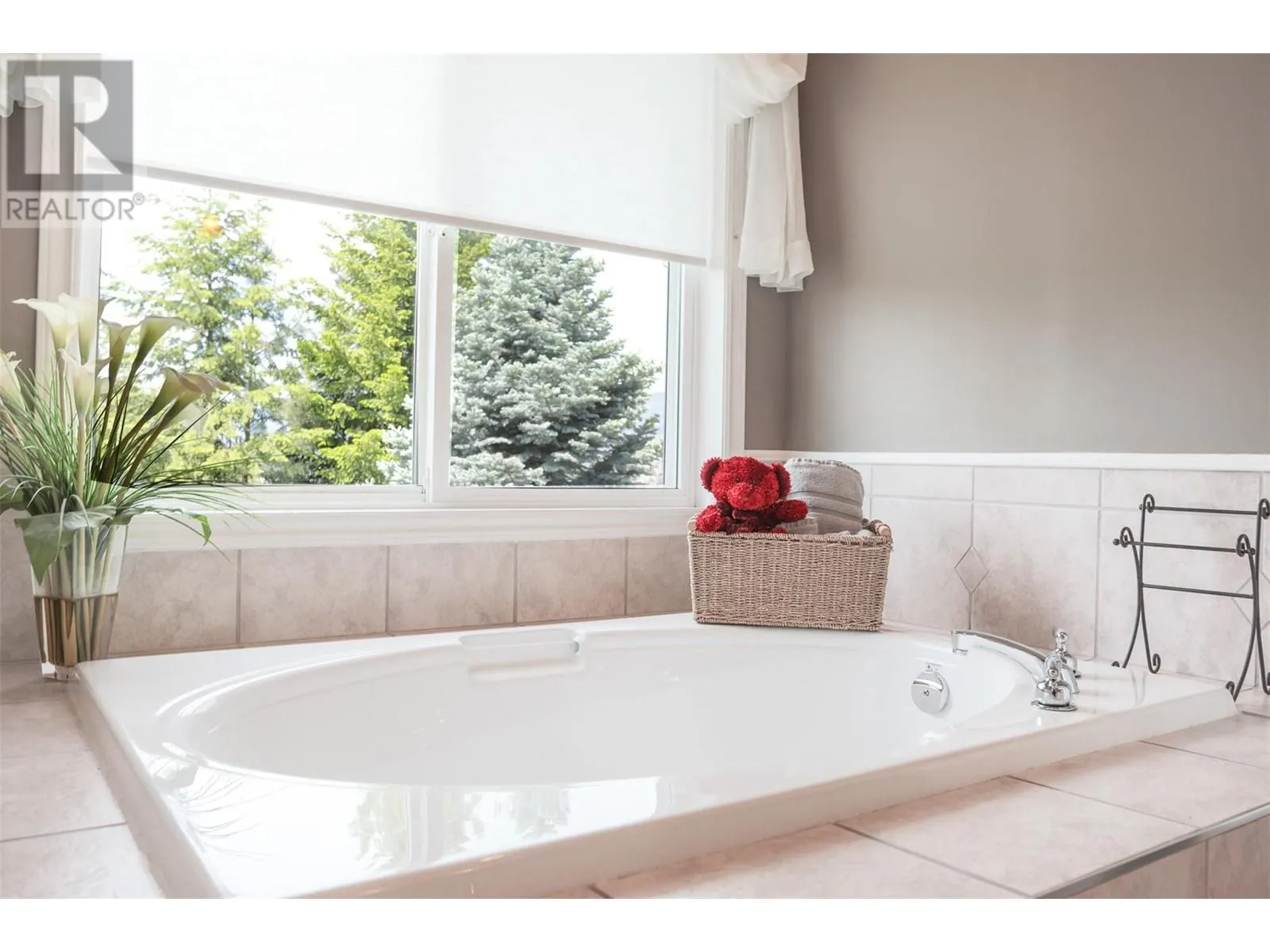 2072 Lillooet Court