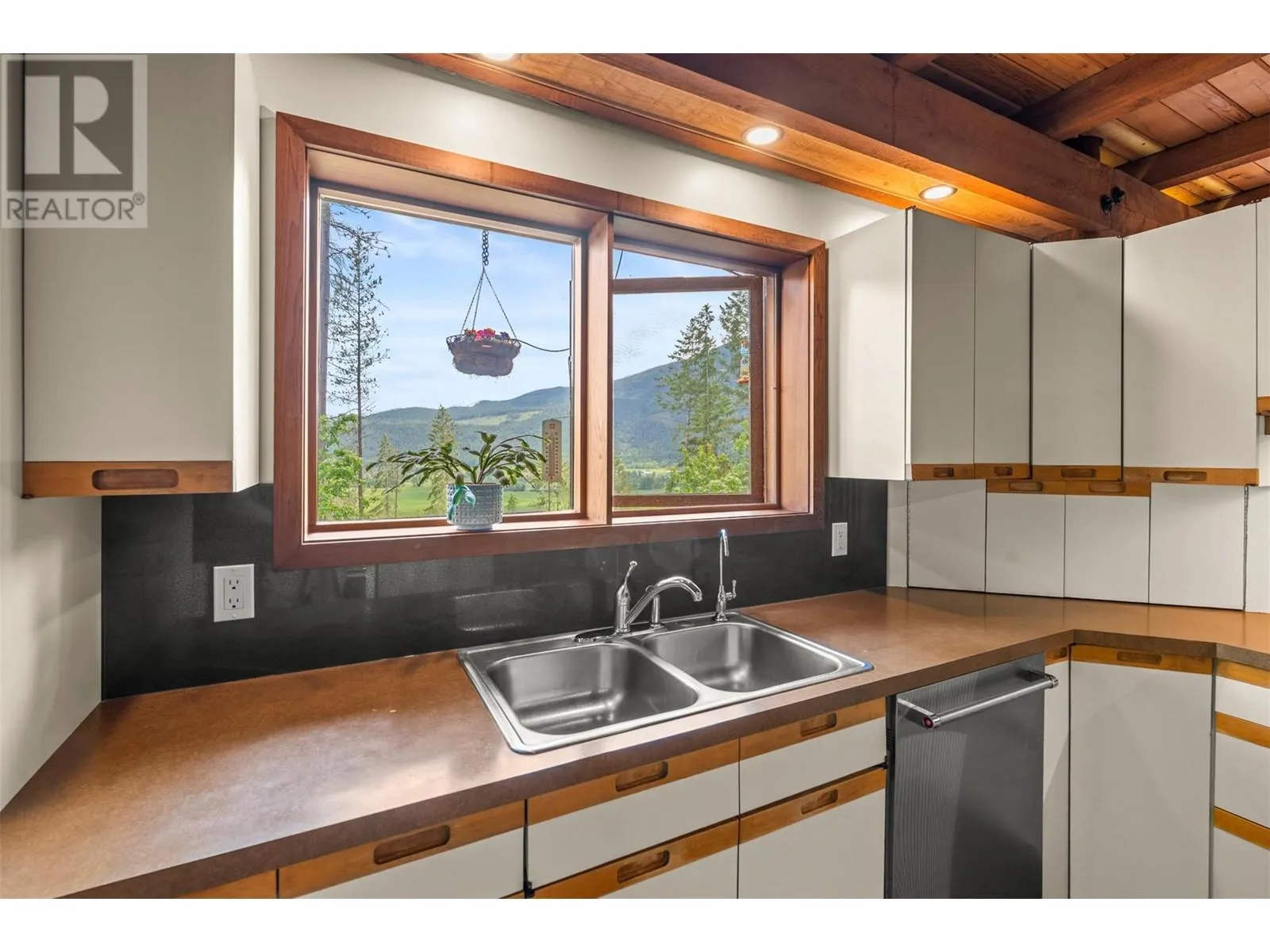 1099 Enderby Mabel Lake Road