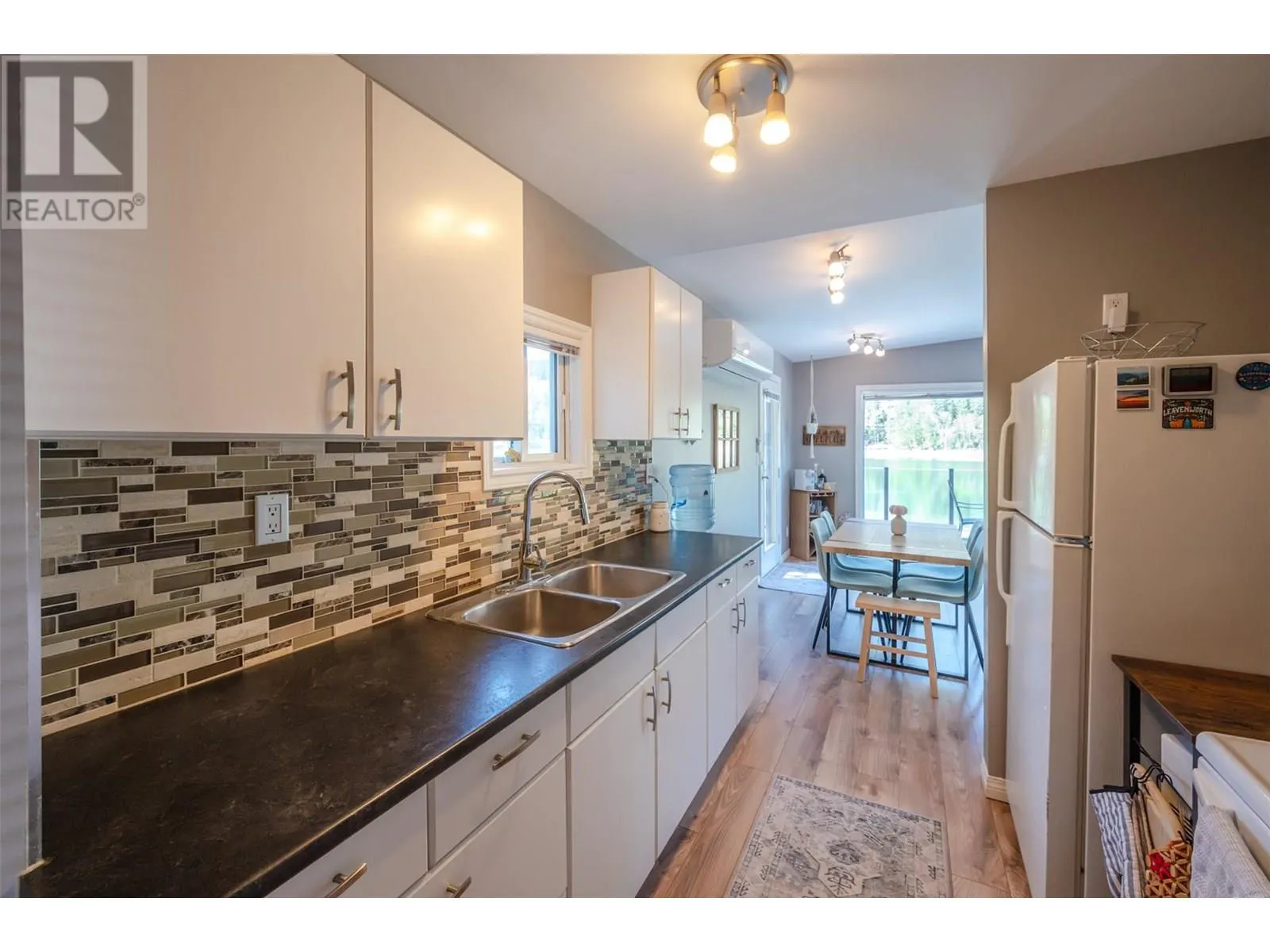 200 TWIN LAKES Road