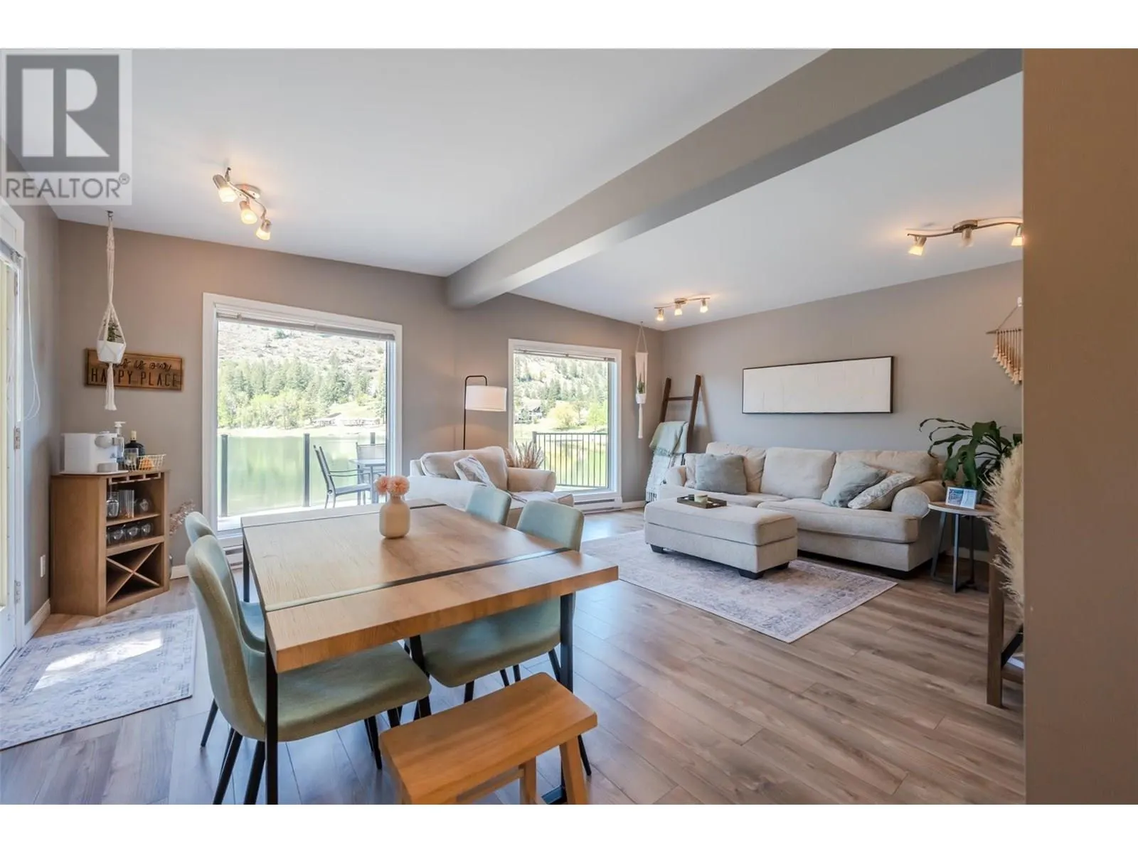 200 TWIN LAKES Road