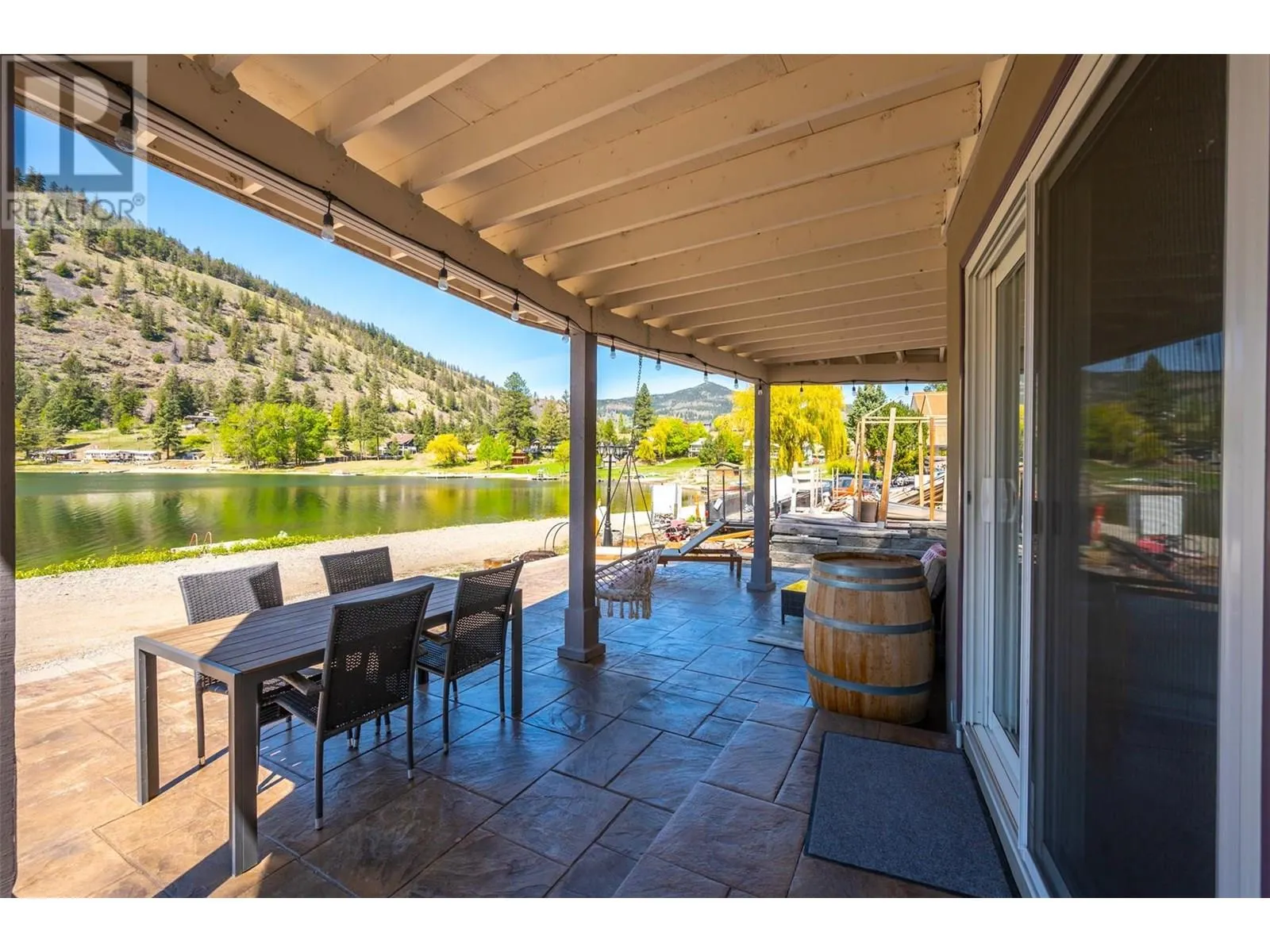 200 TWIN LAKES Road