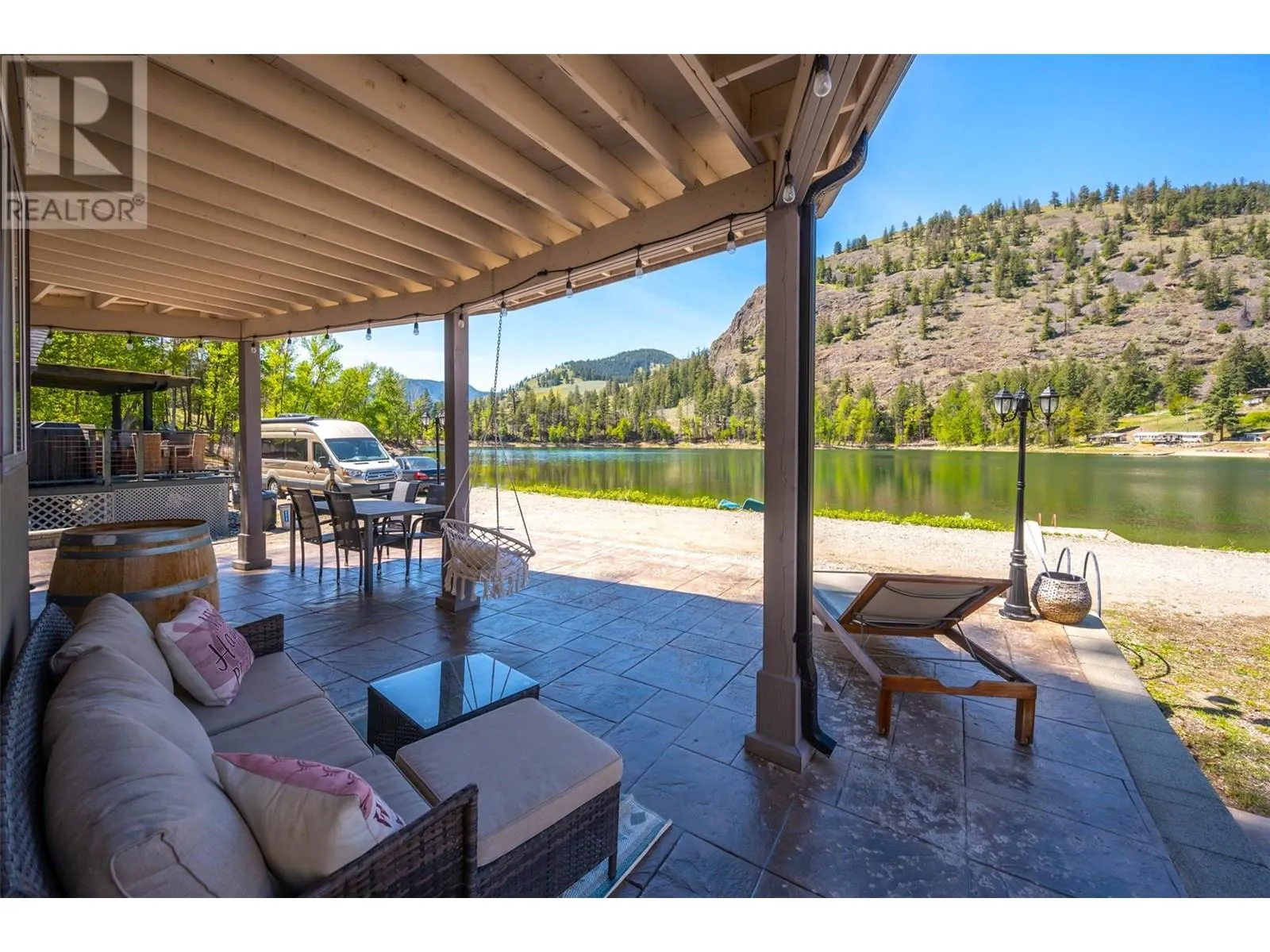 200 TWIN LAKES Road