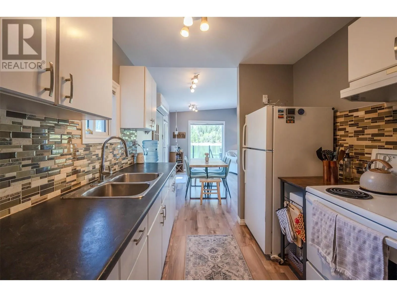200 TWIN LAKES Road