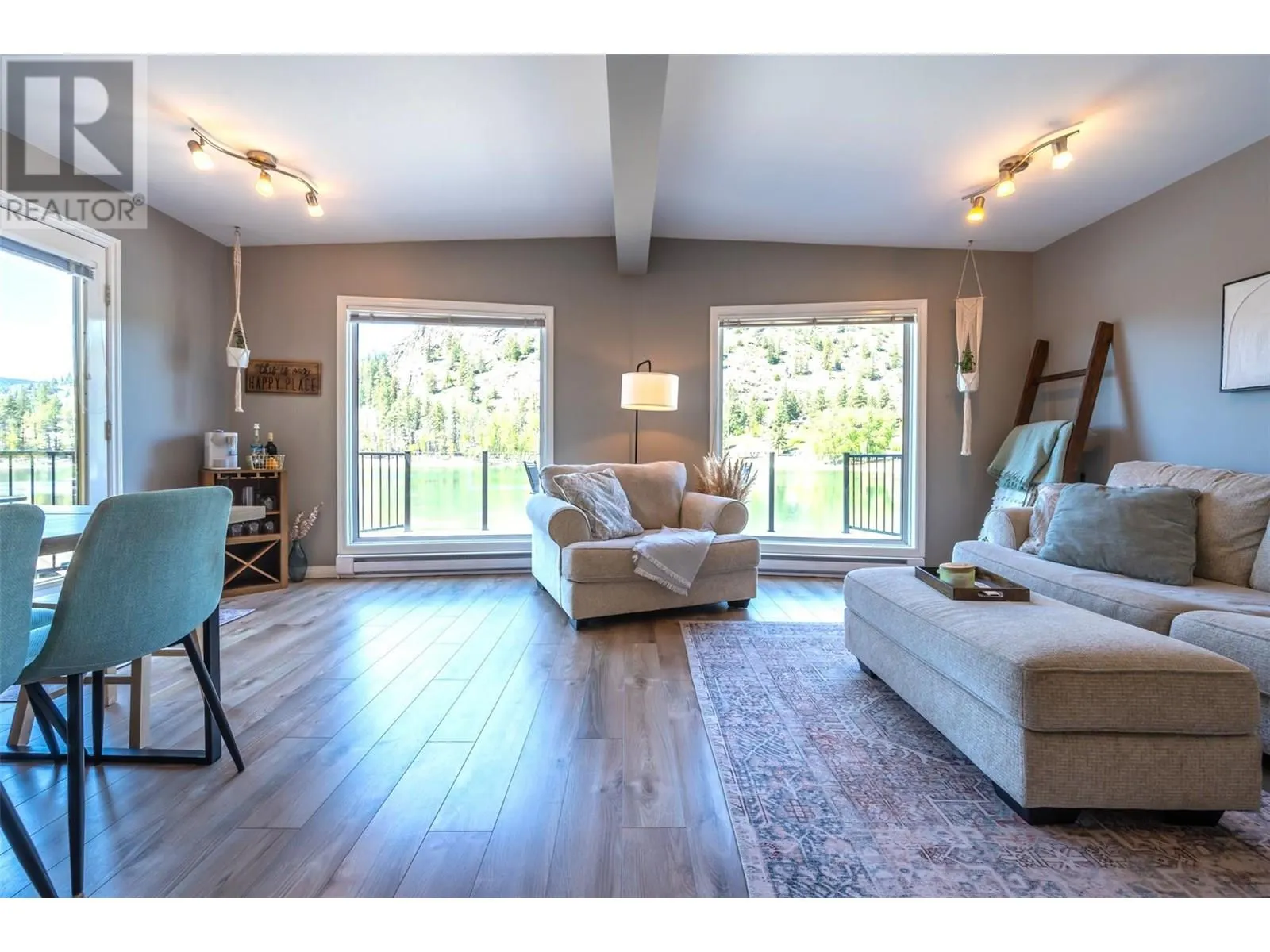 200 TWIN LAKES Road