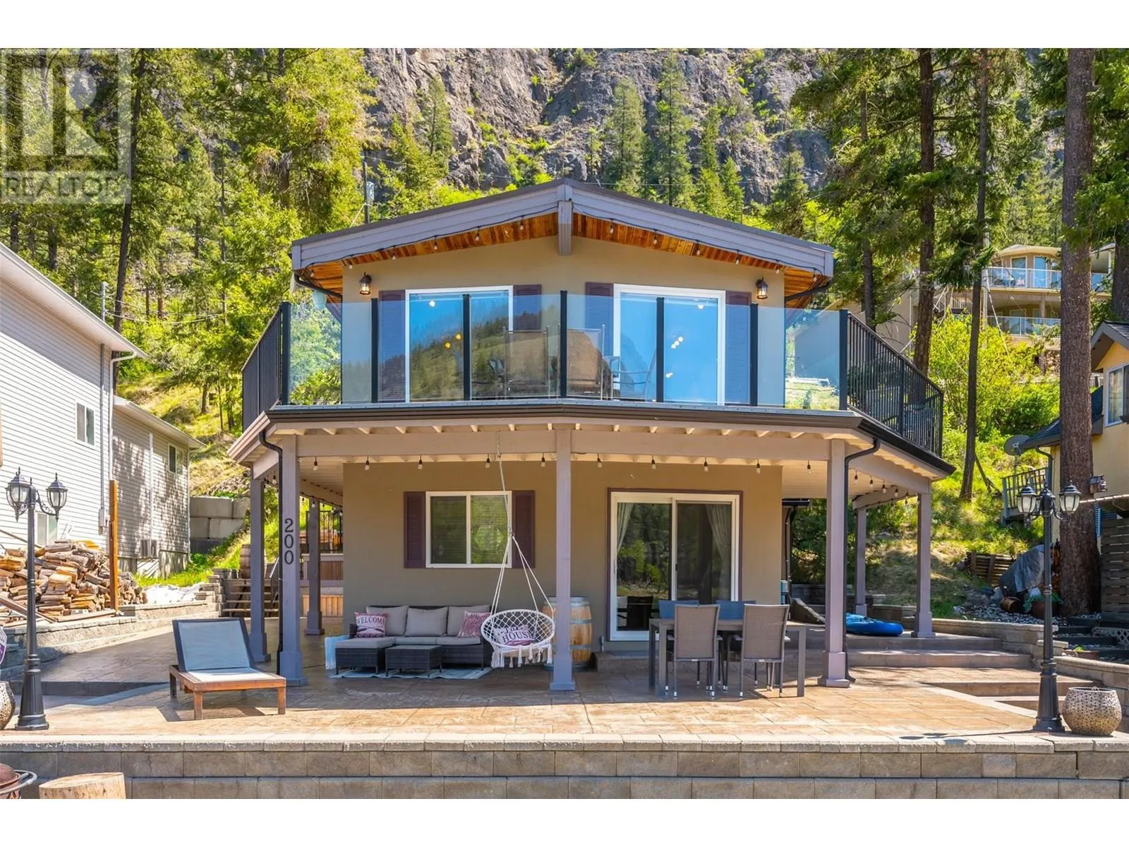 200 TWIN LAKES Road