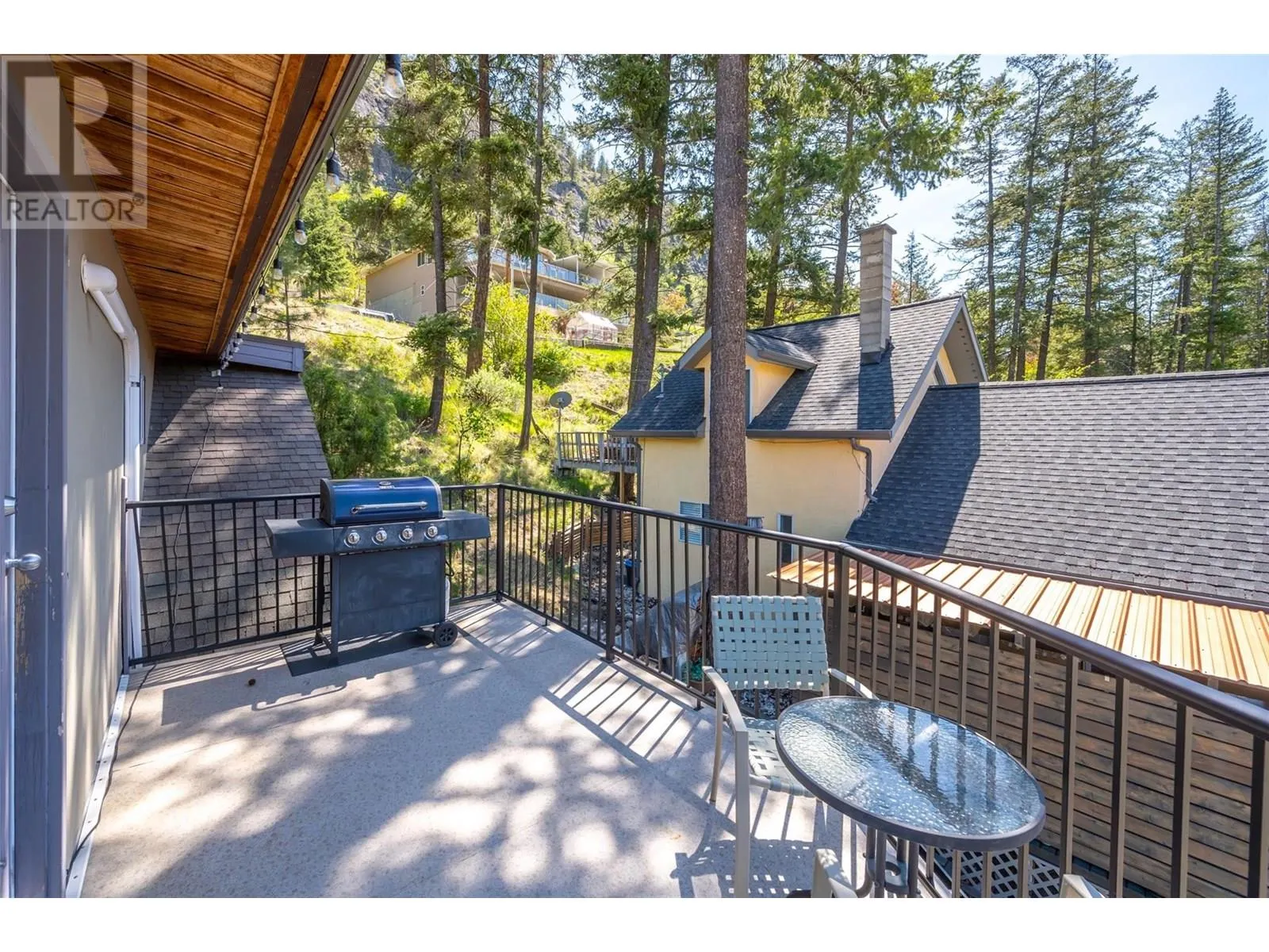 200 TWIN LAKES Road