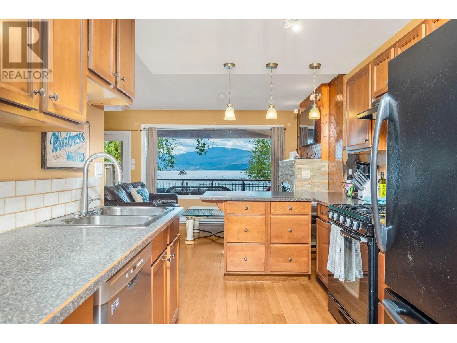 2612 Lakeshore Road