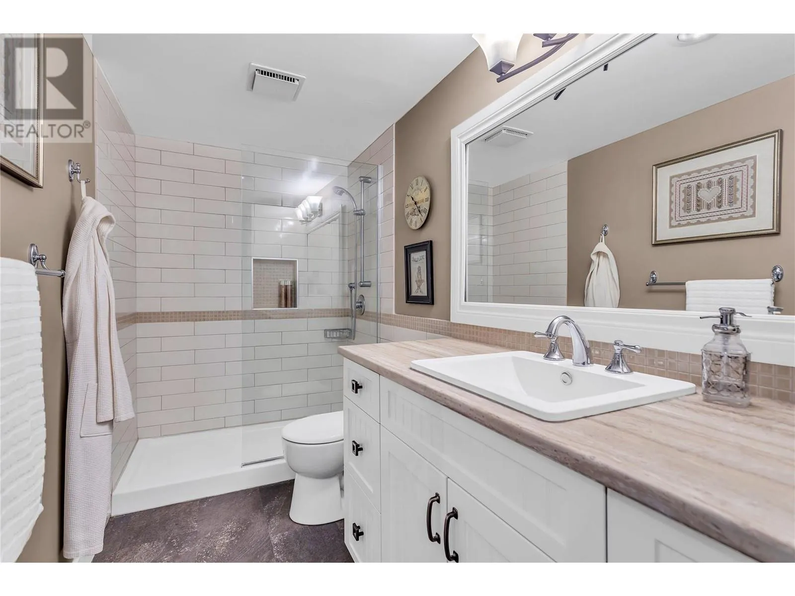 1056 Bernard Avenue Unit# 216