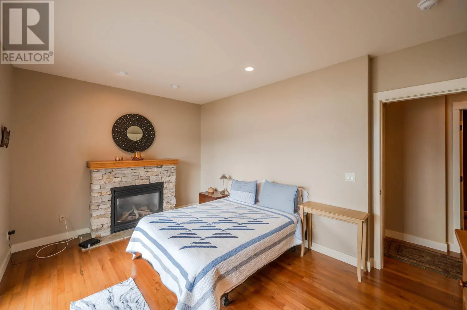 17019 Lakeshore Drive N