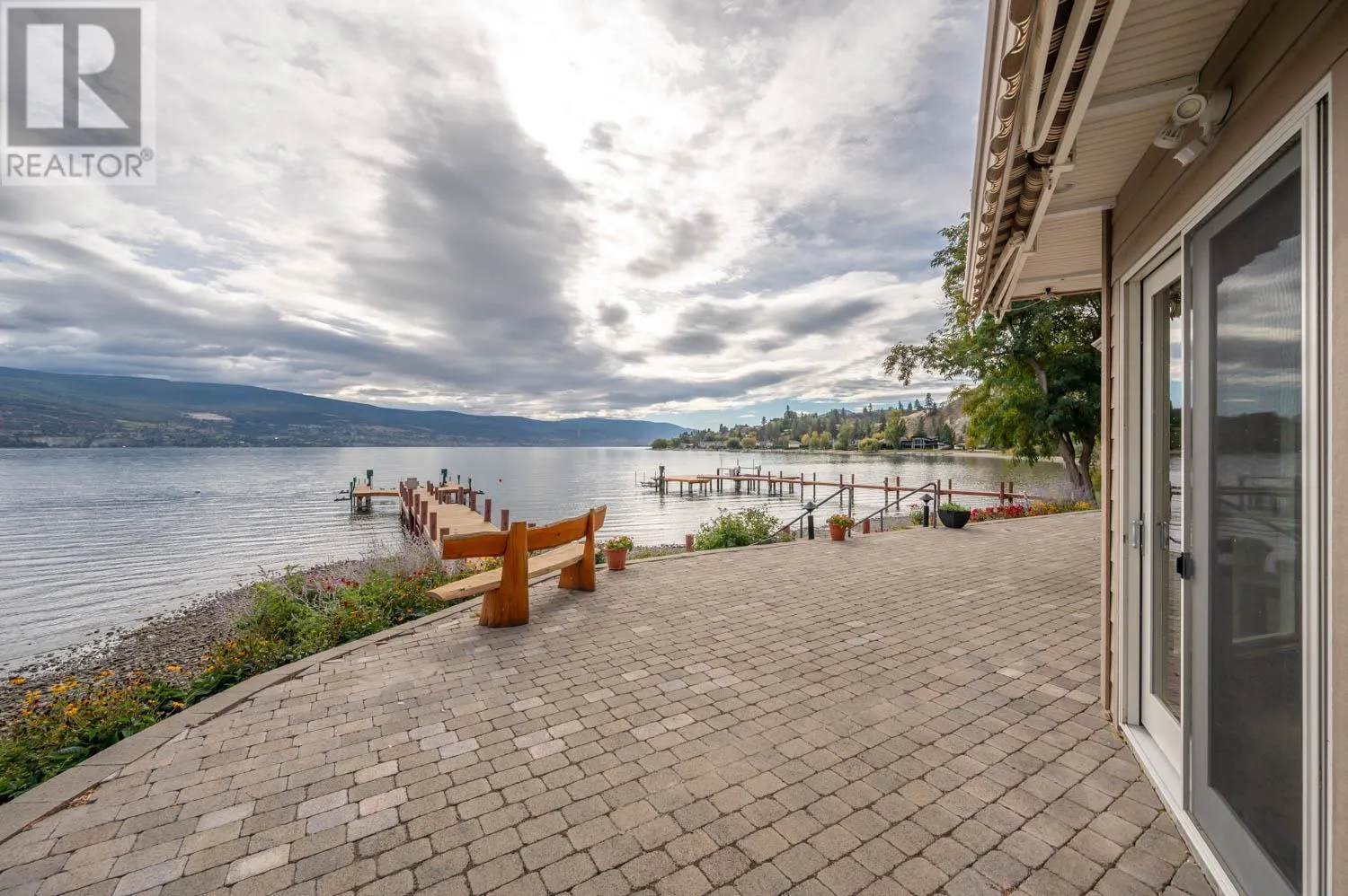 17019 Lakeshore Drive N