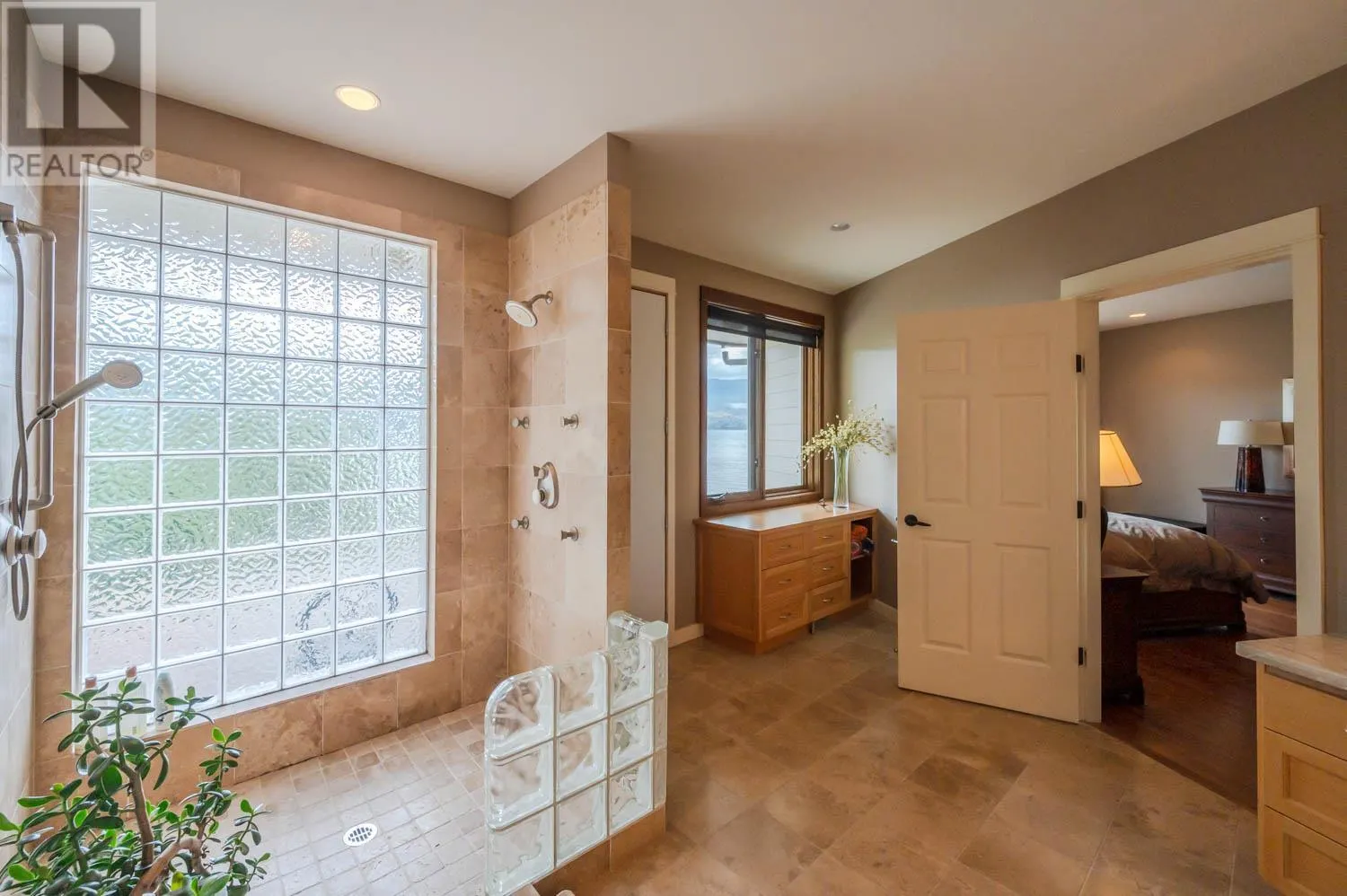 17019 Lakeshore Drive N