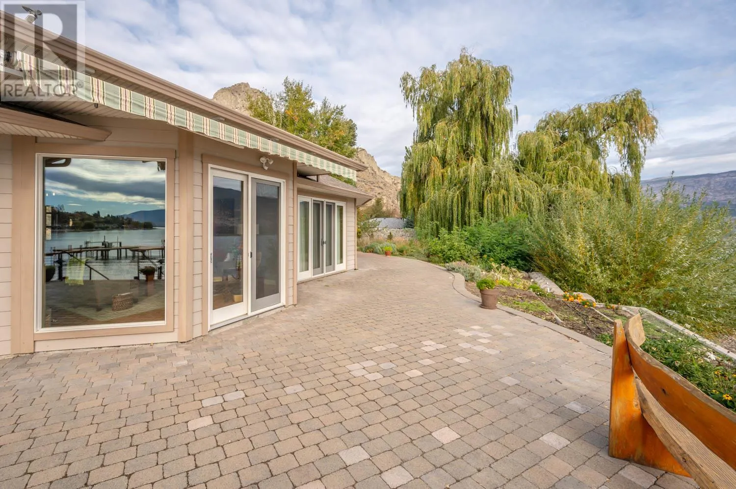 17019 Lakeshore Drive N