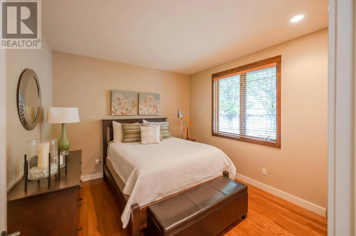 17019 Lakeshore Drive N