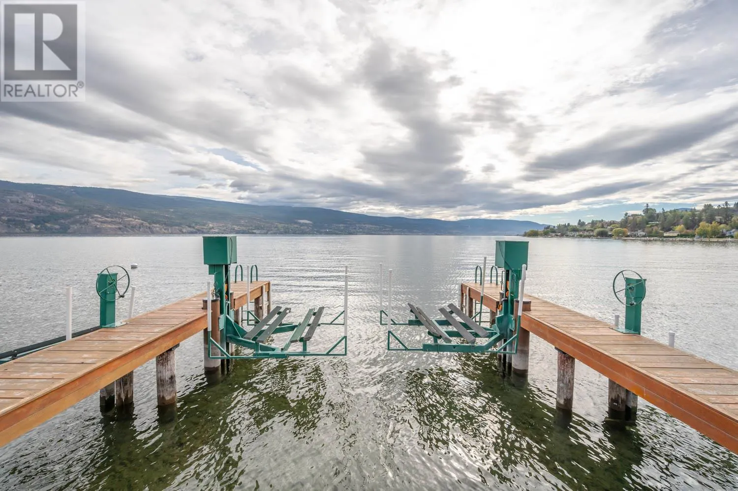 17019 Lakeshore Drive N