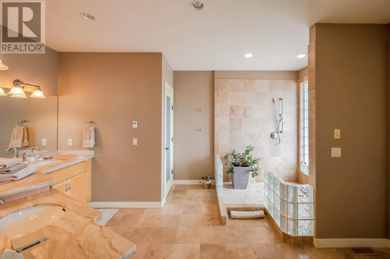17019 Lakeshore Drive N