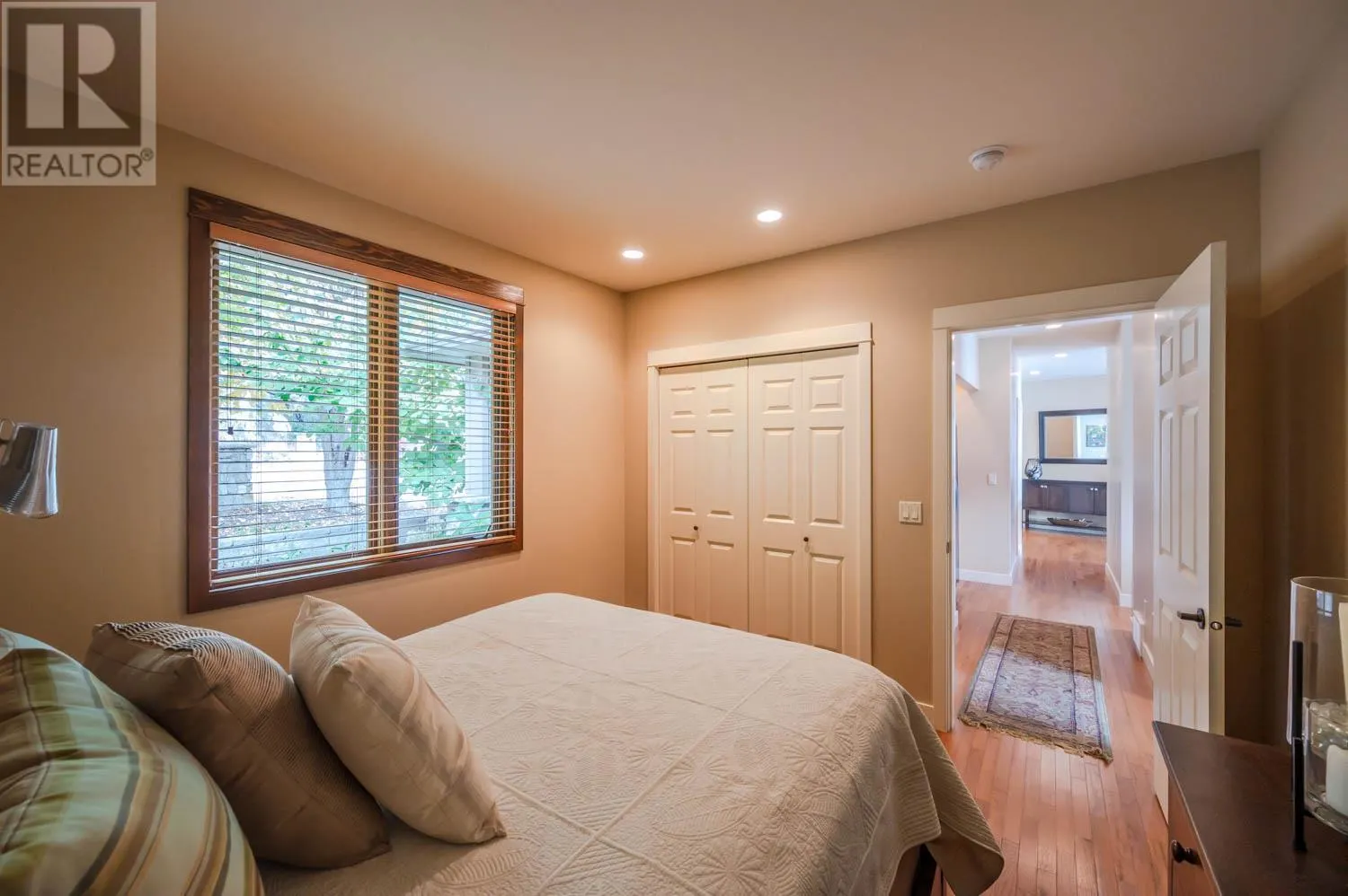 17019 Lakeshore Drive N