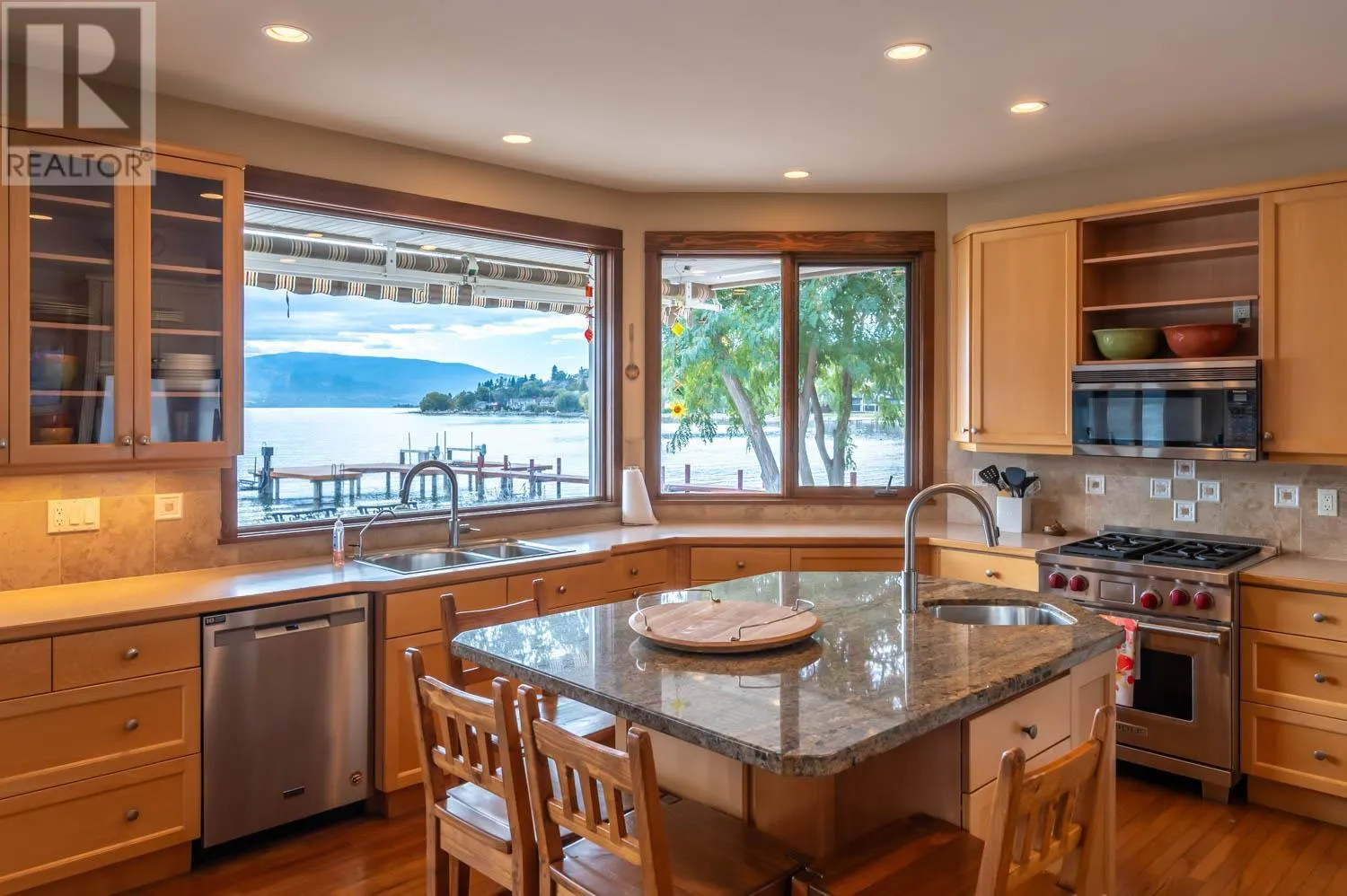 17019 Lakeshore Drive N