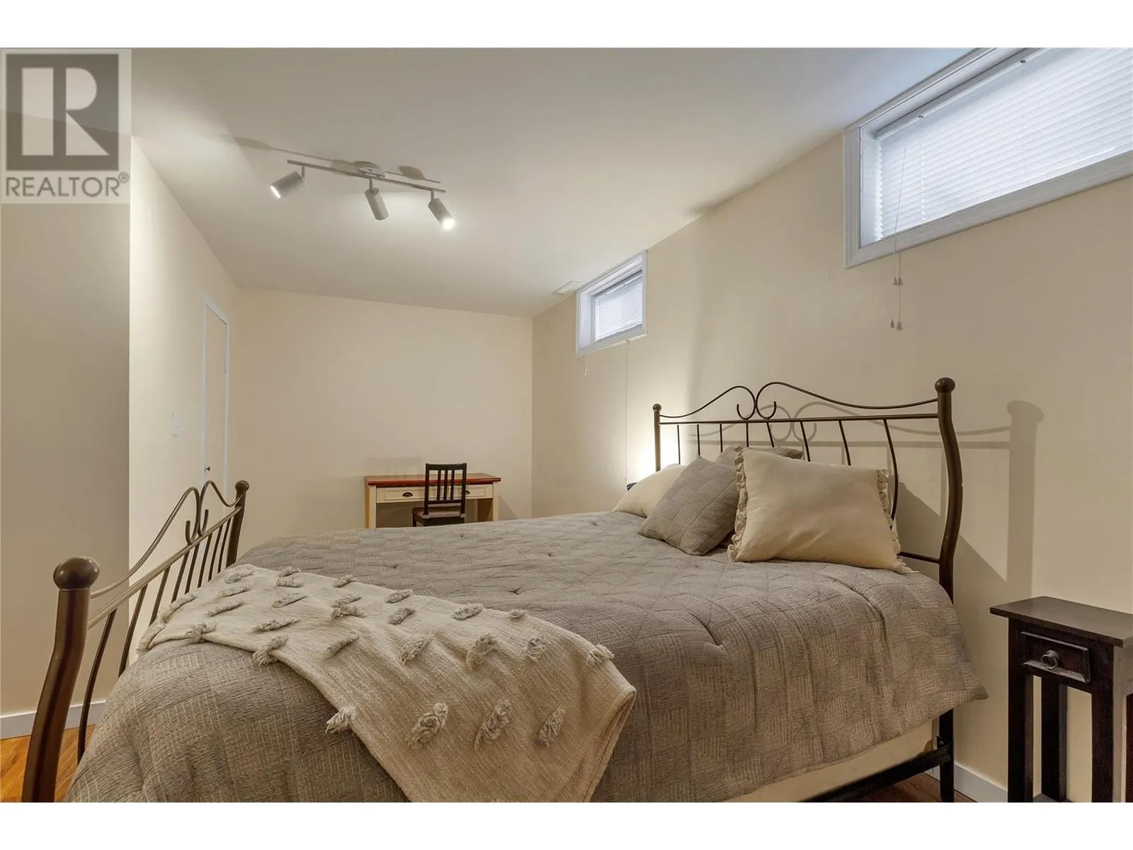2515 East Vernon Road