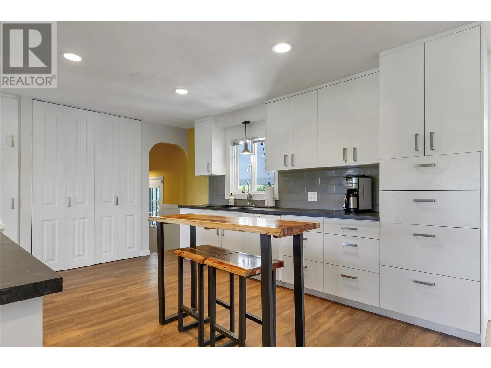 2515 East Vernon Road