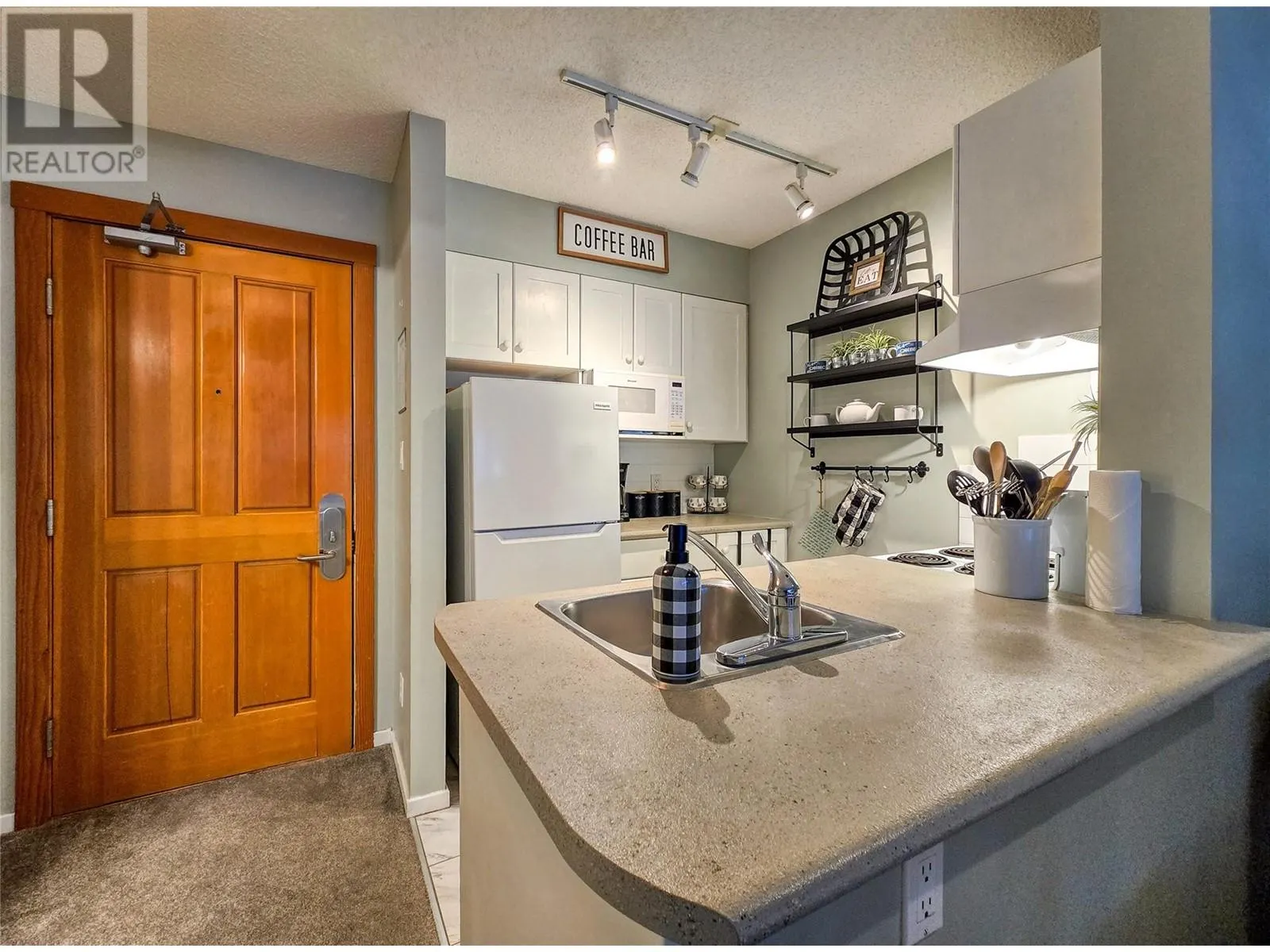 2060 Summit Drive Unit# 406