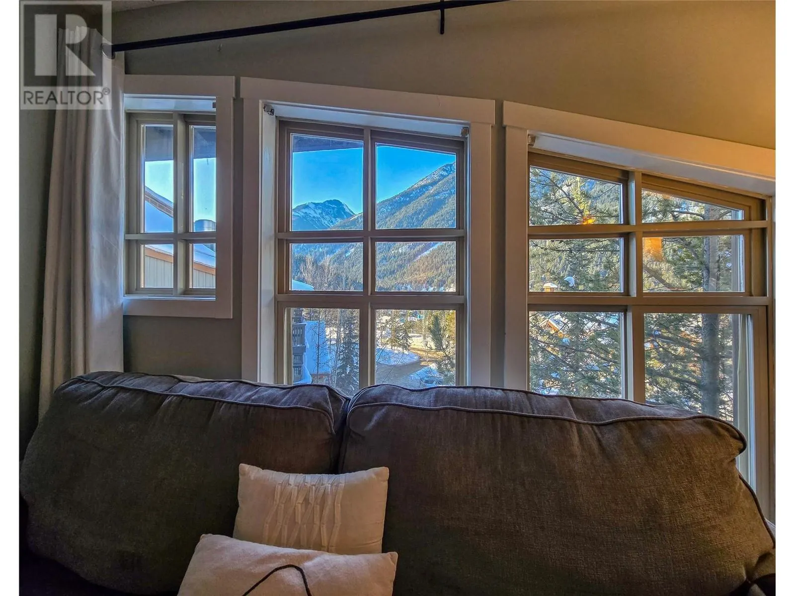 2060 Summit Drive Unit# 406