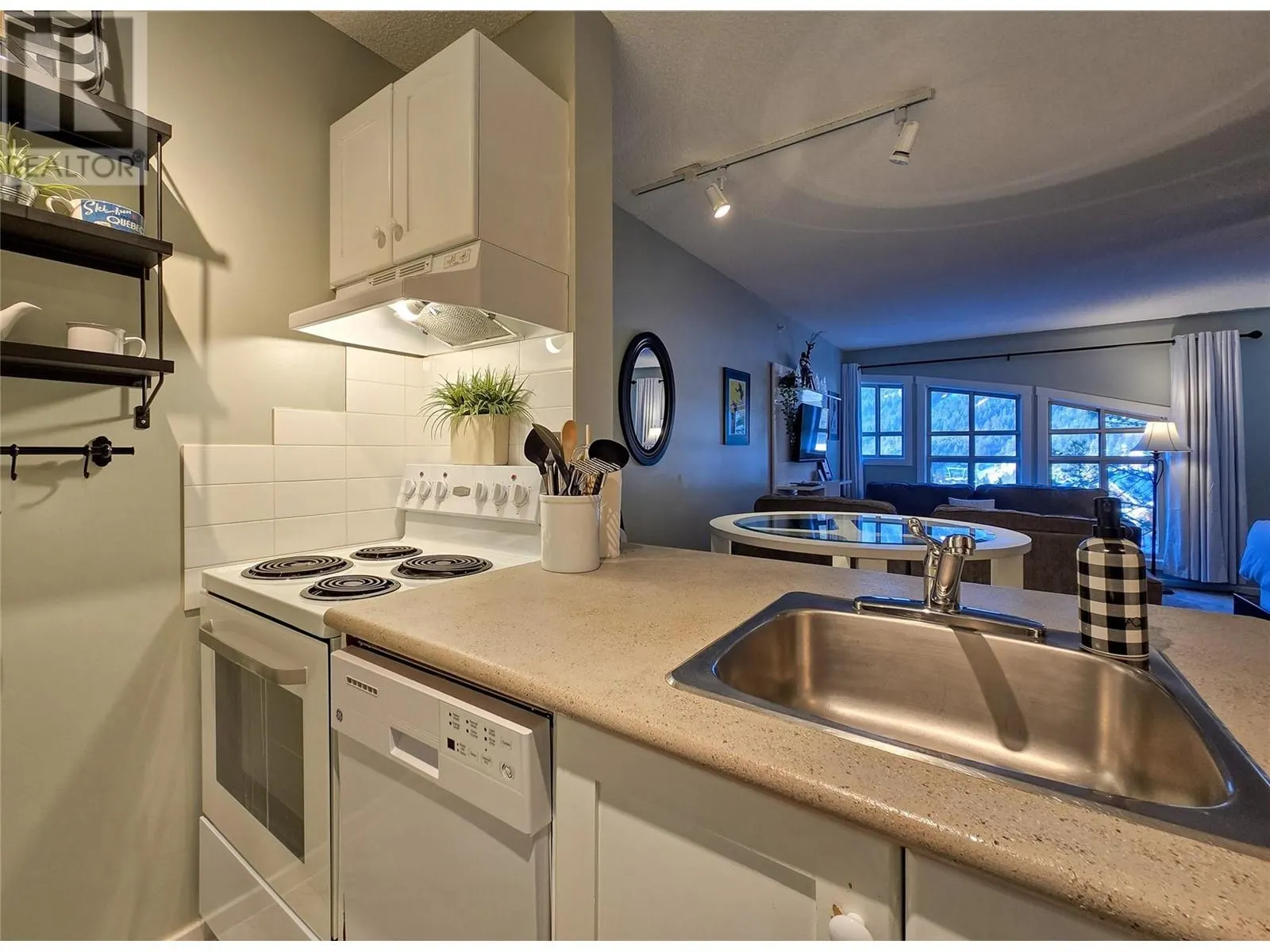 2060 Summit Drive Unit# 406