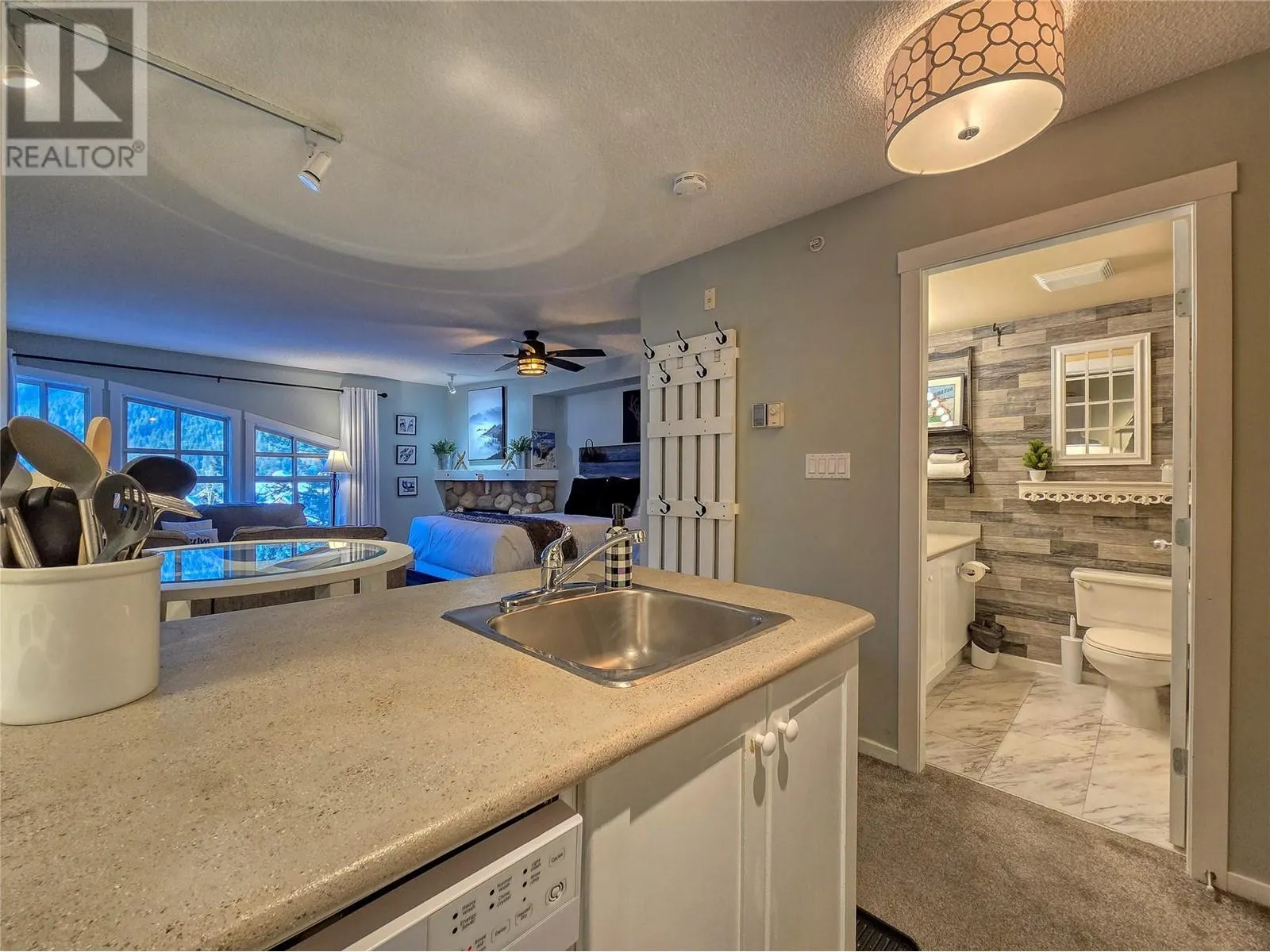 2060 Summit Drive Unit# 406