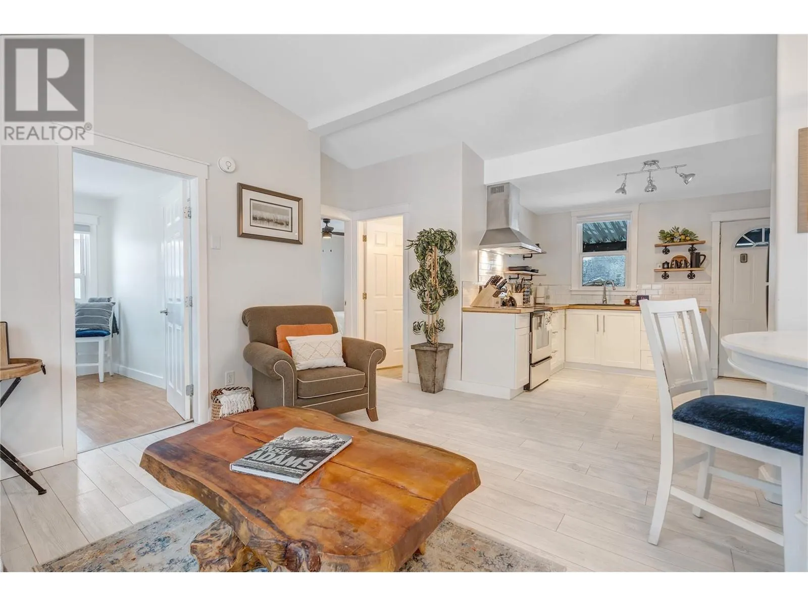 11212 Victoria Road