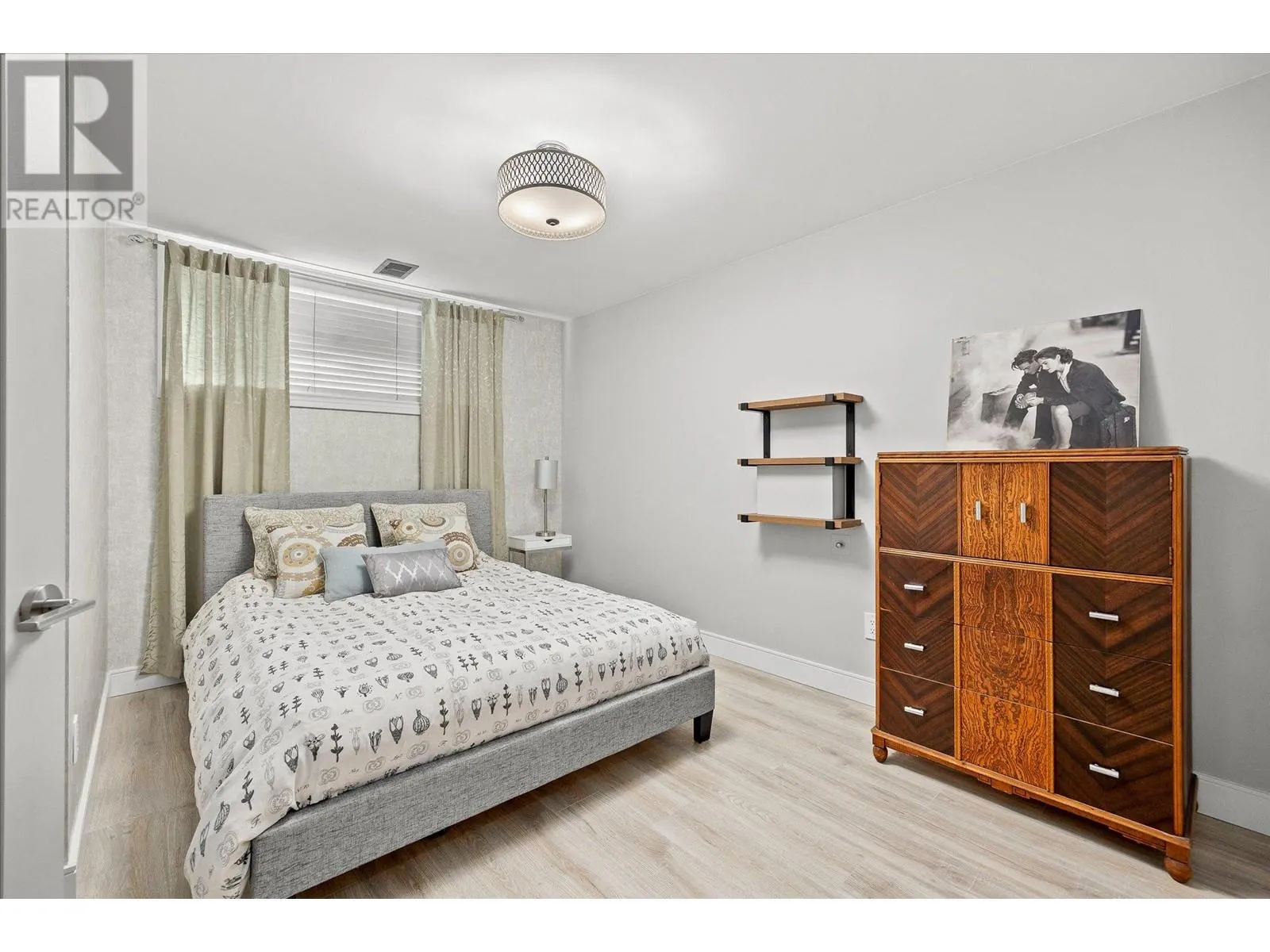 1508 Pinehurst Crescent